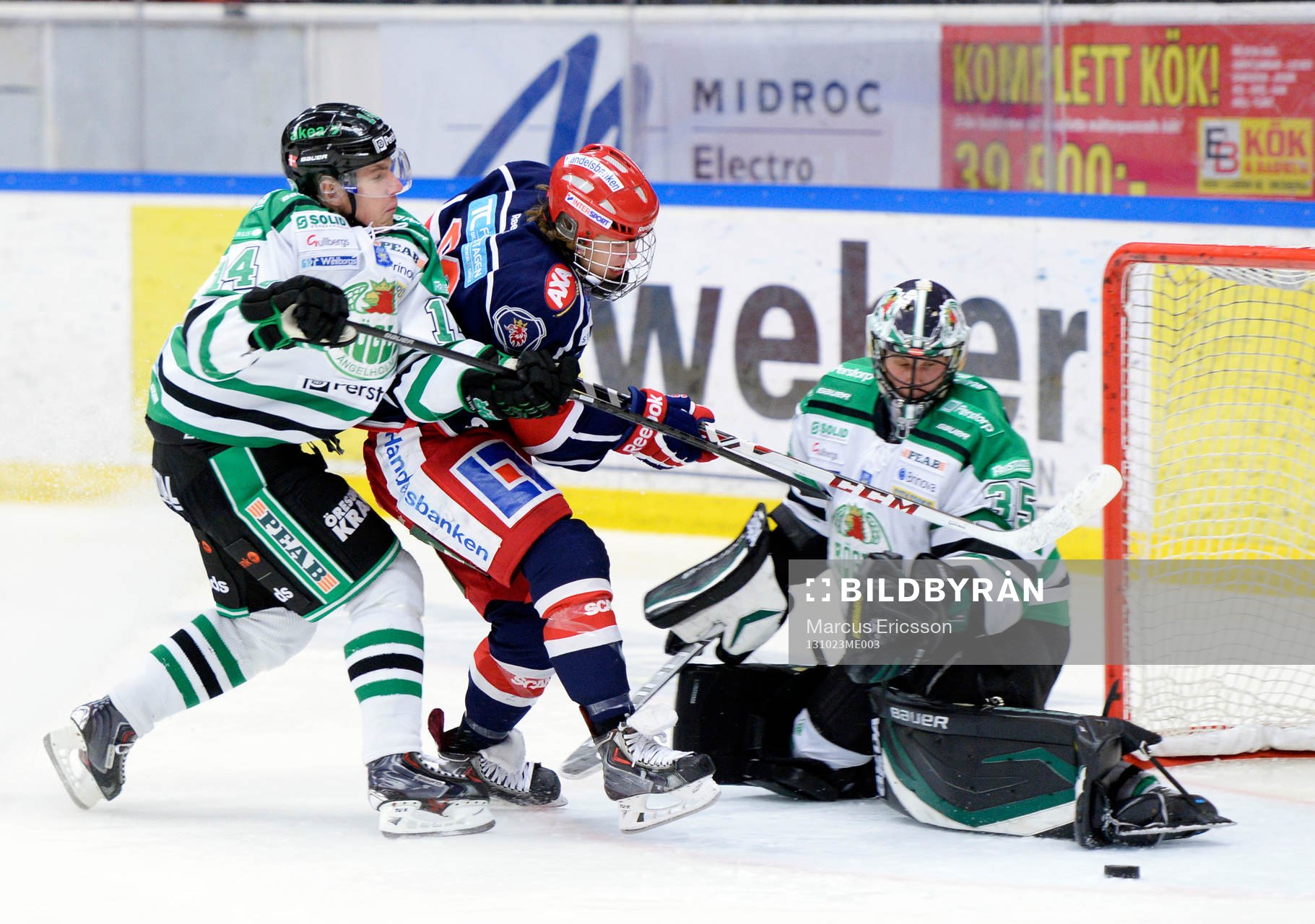 Södertäljes Fredrik Sonntag tacklas in i Rögles målvakt