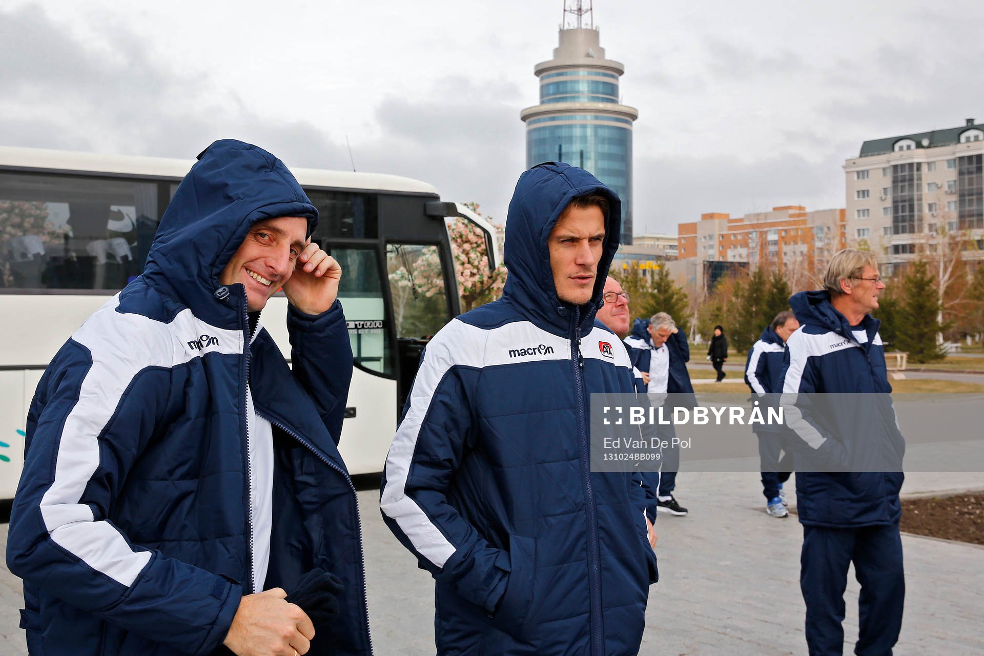  KAZACHSTAN - 24-10-2013 - Europa League, FC Shakhter Karagandy - AZ, Shakhtyor Stadium Karagandy, wandeling, AZ speler Etienne Reijnen (m), Robbert de Groot (l).