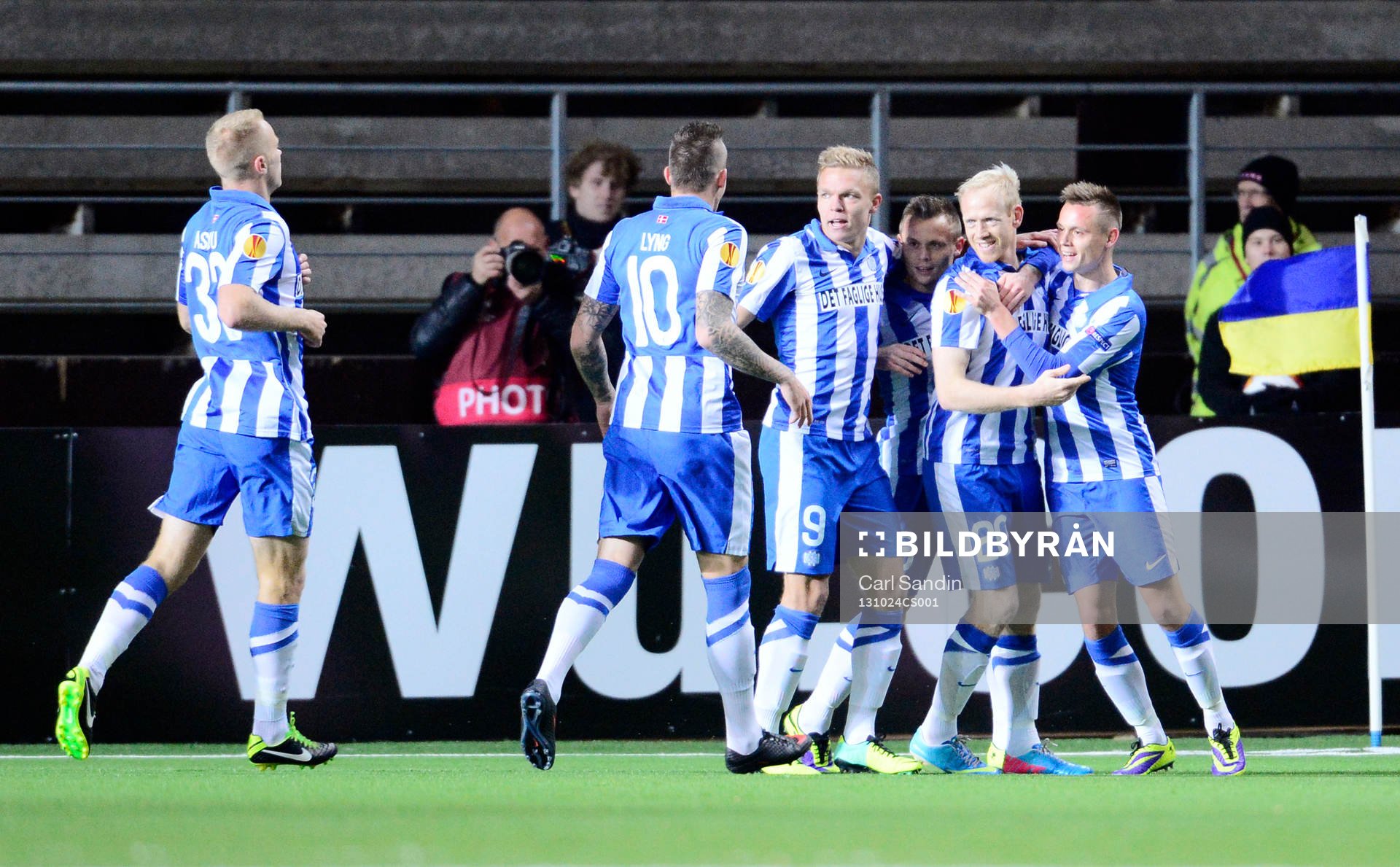 Esbjergs Hans Henrik Andreasen jublar efter sitt 0-1 under fotbollsmatchen i Europa Leagues gruppspel mellan Elfsborg och Esbjerg den 24 oktober 2013 i Borås.