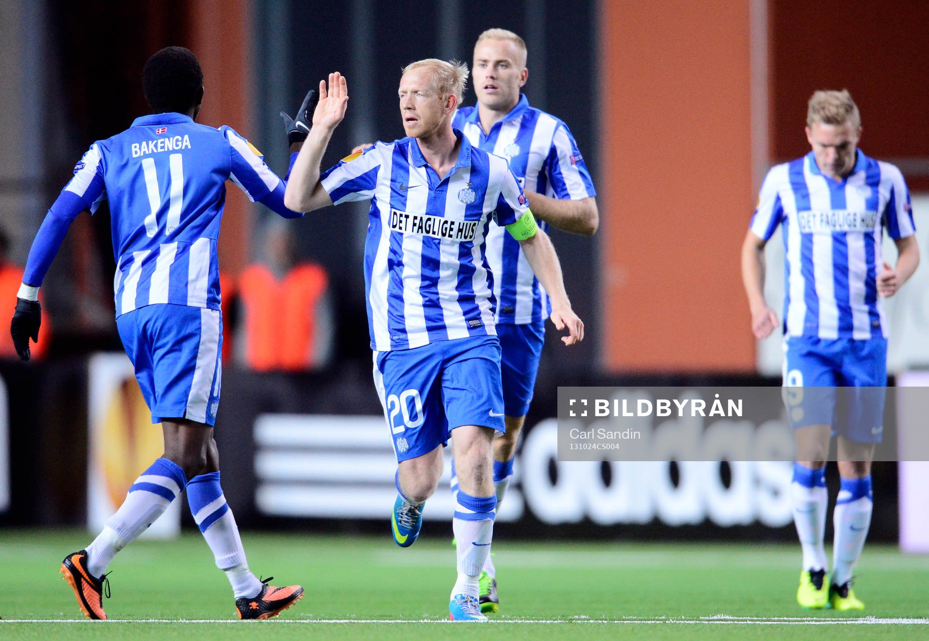 Esbjergs Hans Henrik Andreasen gratuleras till sitt 0-1 mål av Mushaga Bakenga under fotbollsmatchen i Europa Leagues gruppspel mellan Elfsborg och Esbjerg den 24 oktober 2013 i Borås.