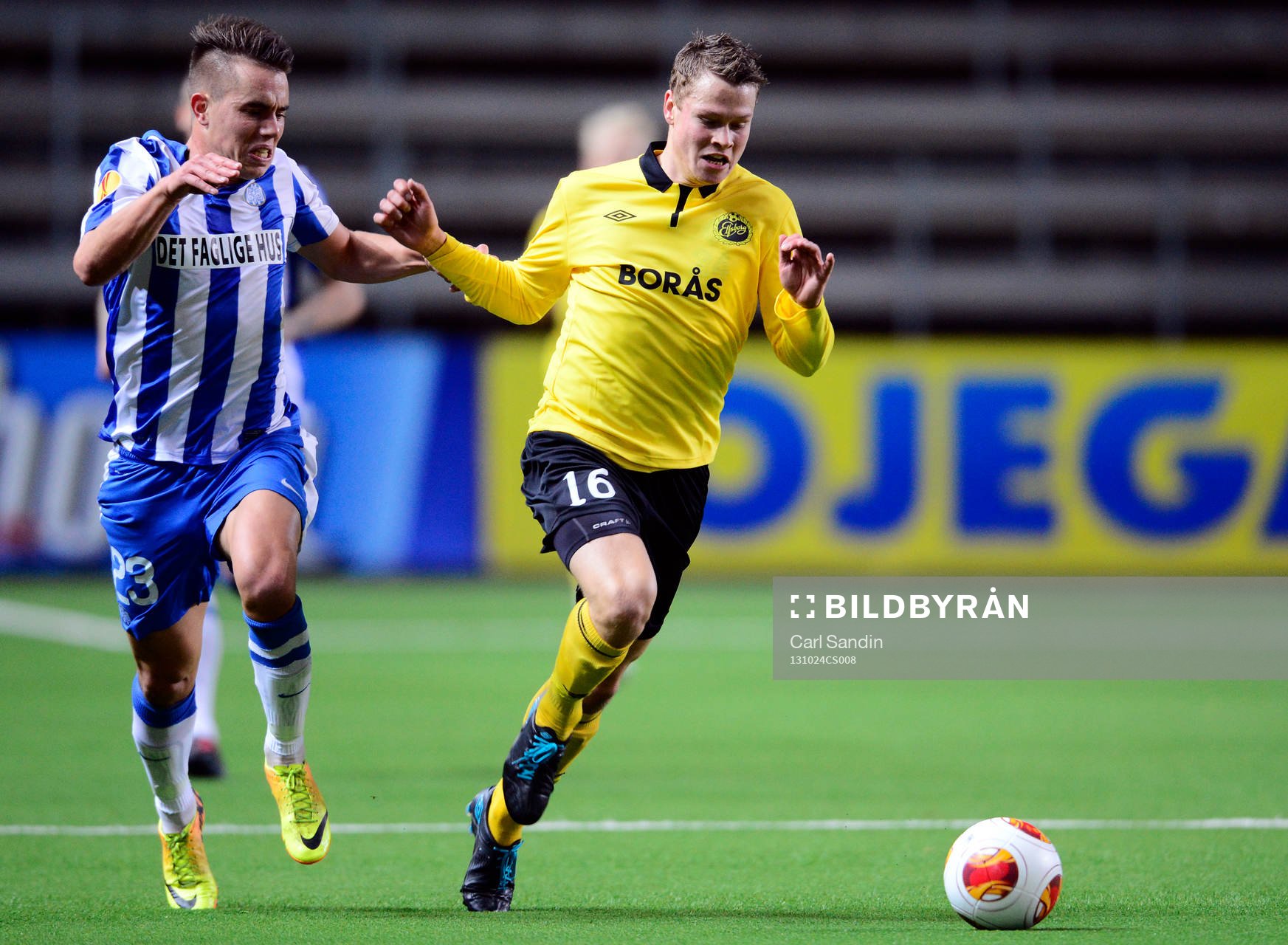 Esbjergs Jonas Knudsen och Elfsborgs Viktor Claesson under fotbollsmatchen i Europa Leagues gruppspel mellan Elfsborg och Esbjerg den 24 oktober 2013 i Borås.