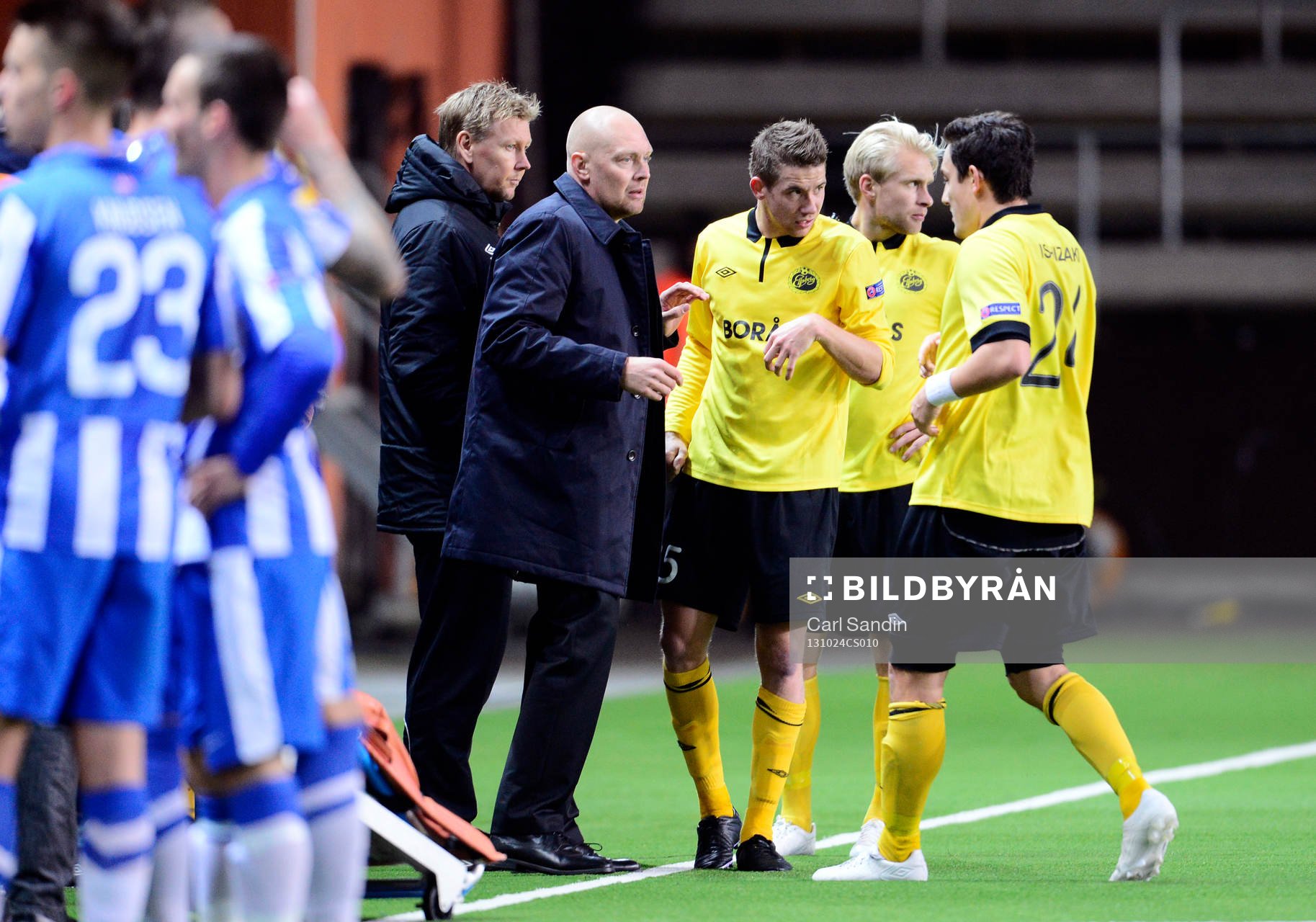 Elfsborgs tränare Klas Ingesson pratar med Elfsborgs Marcus Rohdén Johan Larsson och Stefan Ishizaki under fotbollsmatchen i Europa Leagues gruppspel mellan Elfsborg och Esbjerg den 24 oktober 2013 i Borås.