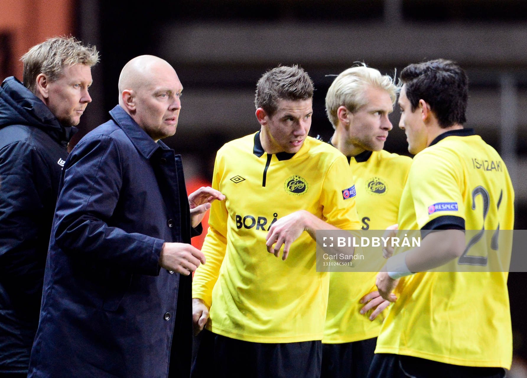 Elfsborgs tränare Klas Ingesson pratar med Elfsborgs Marcus Rohdén Johan Larsson och Stefan Ishizaki under fotbollsmatchen i Europa Leagues gruppspel mellan Elfsborg och Esbjerg den 24 oktober 2013 i Borås.