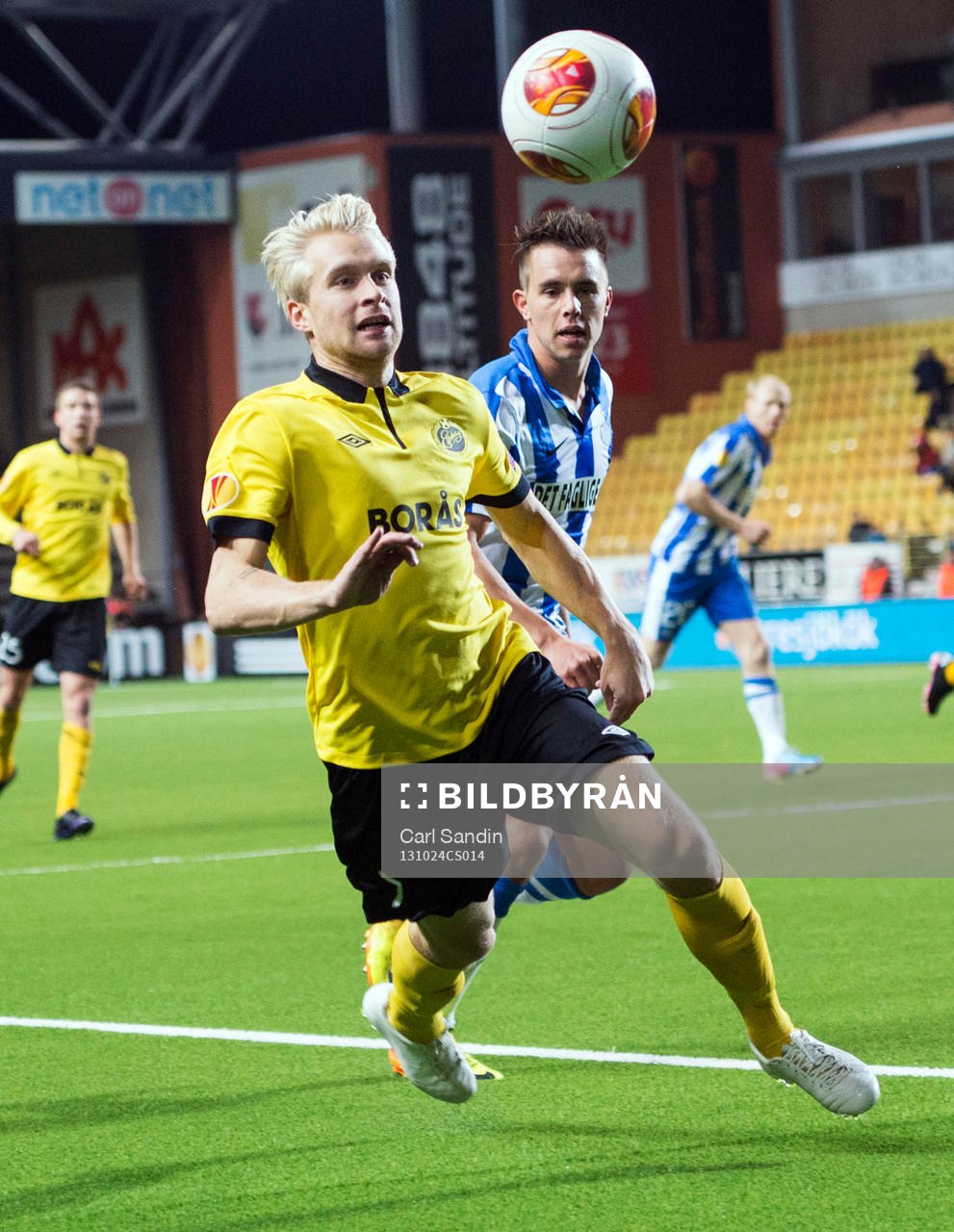 Elfsborgs Johan Larsson Esbjergs Jonas Knudsen under fotbollsmatchen i Europa Leagues gruppspel mellan Elfsborg och Esbjerg den 24 oktober 2013 i Borås.