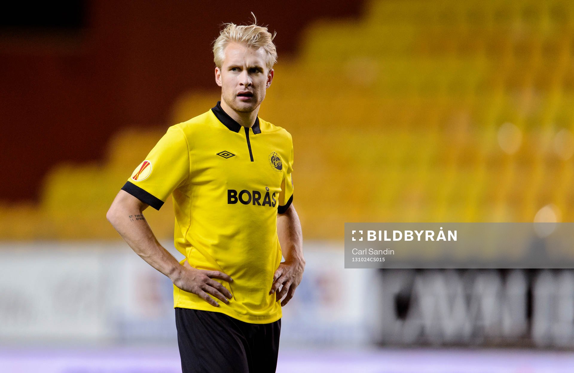 Elfsborgs Johan Larsson står med händerna i sidan
