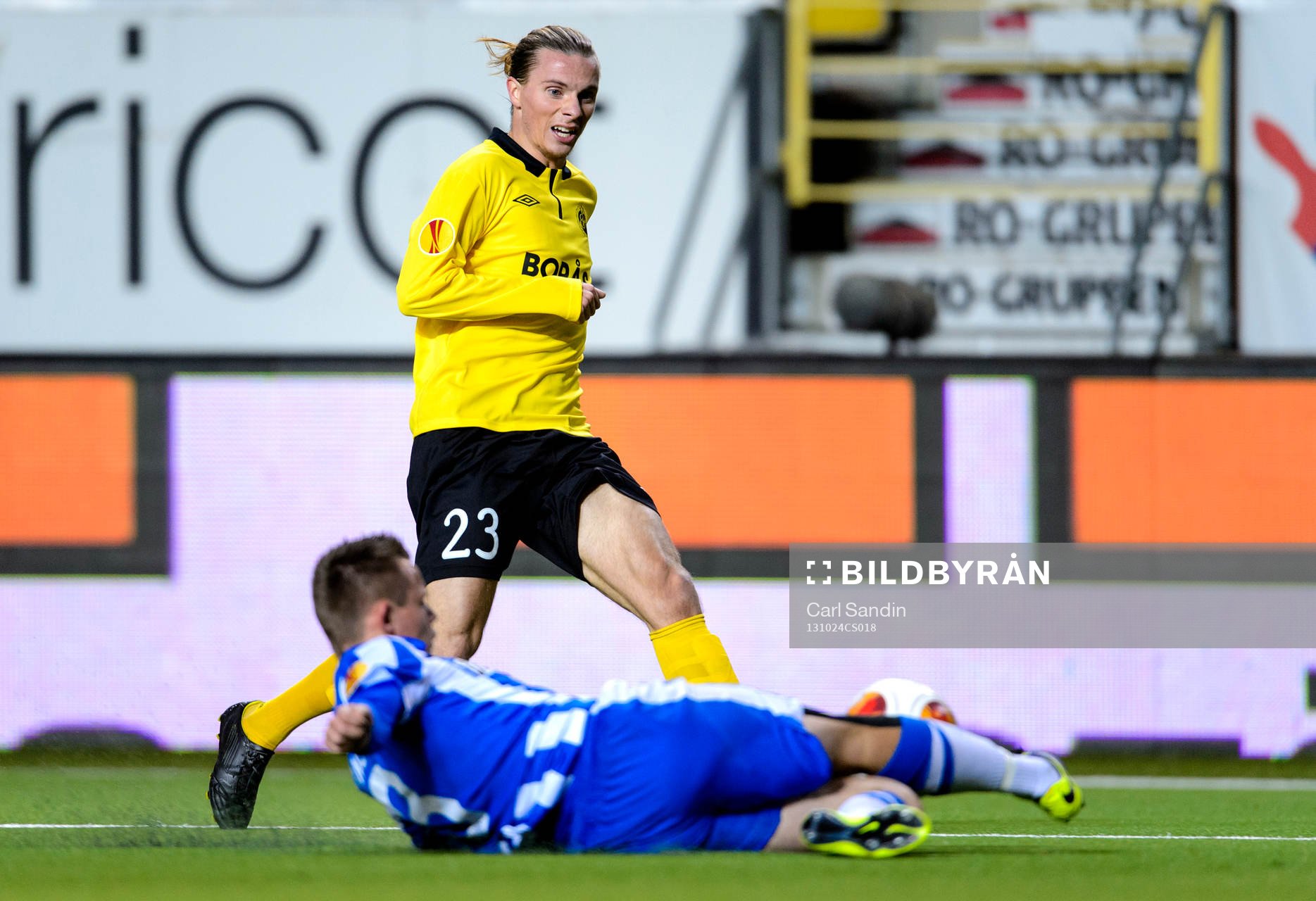 Elfsborgs Niklas Hult skjuter på täckande Esbjergs Peter