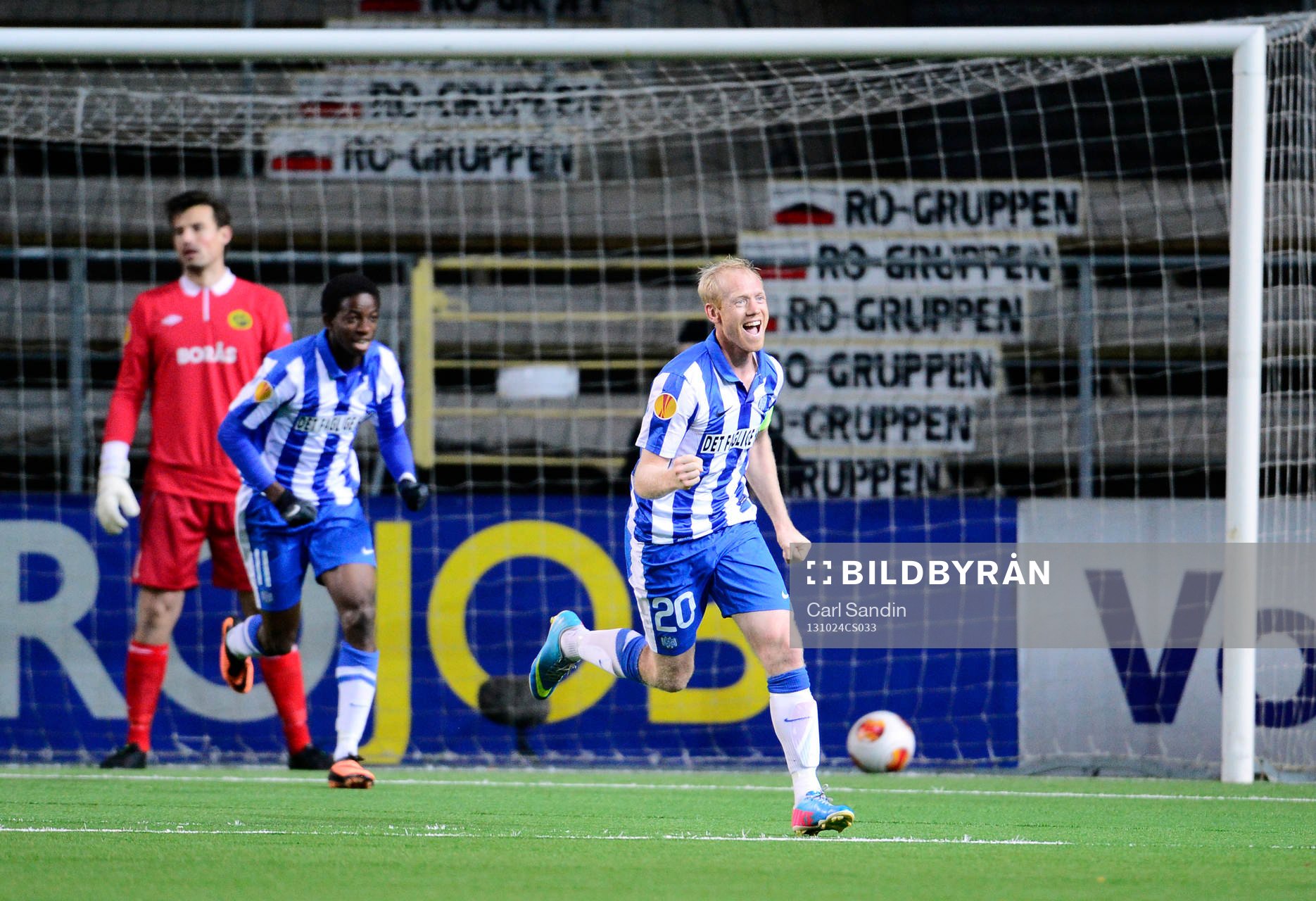 Esbjergs Hans Henrik Andreasen jublar efter 0-2 under fotbollsmatchen i Europa Leagues gruppspel mellan Elfsborg och Esbjerg den 24 oktober 2013 i Borås.