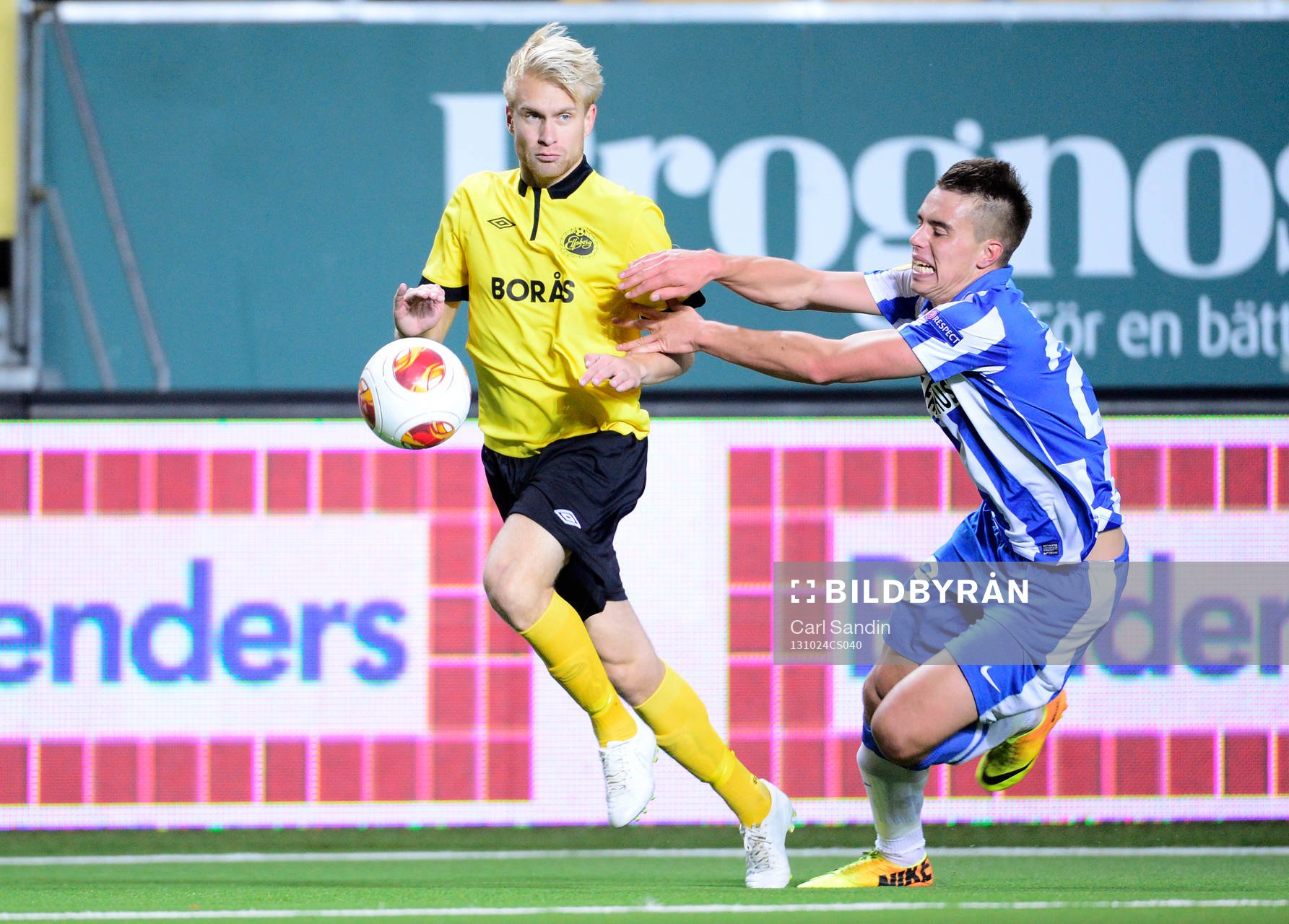 Elfsborgs Johan Larsson och Esbjergs Jonas Knudsen under fotbollsmatchen i Europa Leagues gruppspel mellan Elfsborg och Esbjerg den 24 oktober 2013 i Borås.