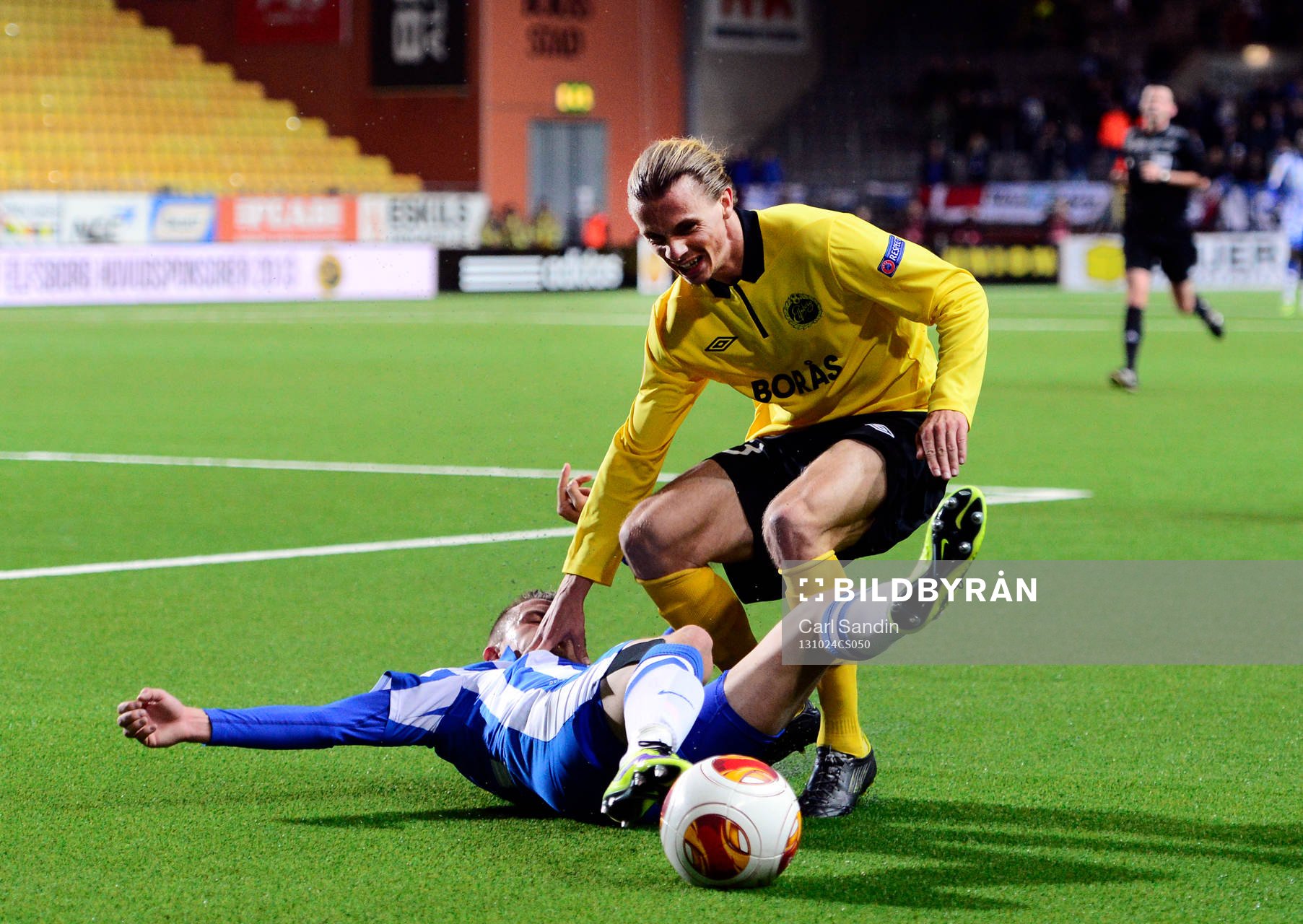 Esbjergs Jonas Knudsen och Elfsborgs Niklas Hult under fotbollsmatchen i Europa Leagues gruppspel mellan Elfsborg och Esbjerg den 24 oktober 2013 i Borås.