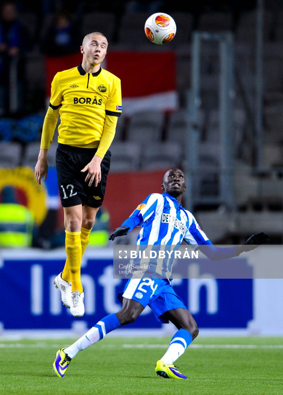 Elfsborgs Sebastian Holmén nickar bollen framför Esbjergs Pape Paté Diouf under fotbollsmatchen i Europa Leagues gruppspel mellan Elfsborg och Esbjerg den 24 oktober 2013 i Borås.