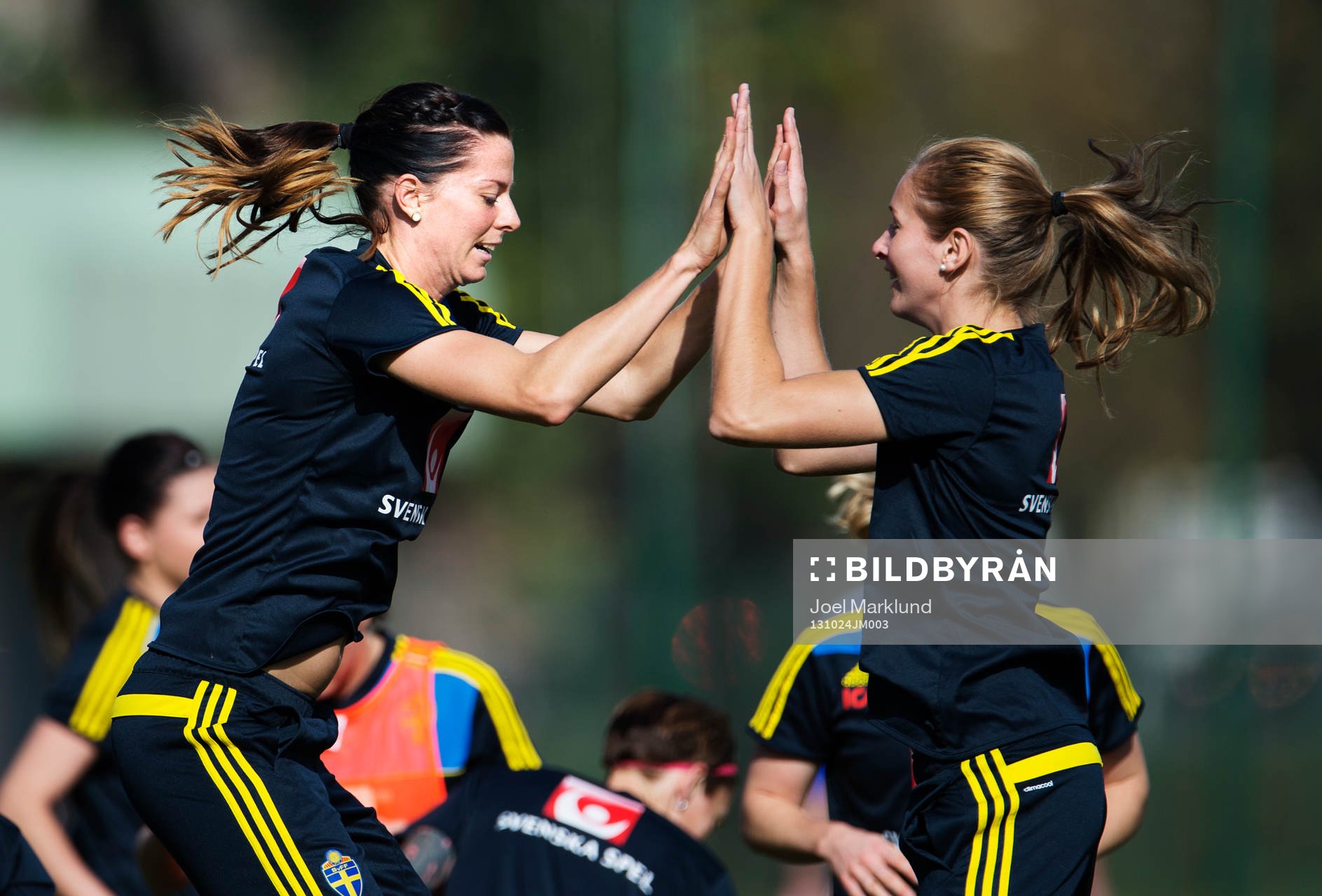 Lotta Schelin och Emmelie Konradsson hoppar och klappar
