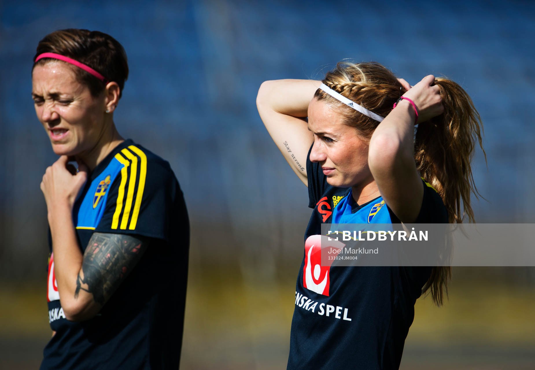 Therese Sjögran och Kosovare Asllani under Sveriges damfotbollandslags träning den 24 oktober 2013 i Zenica.