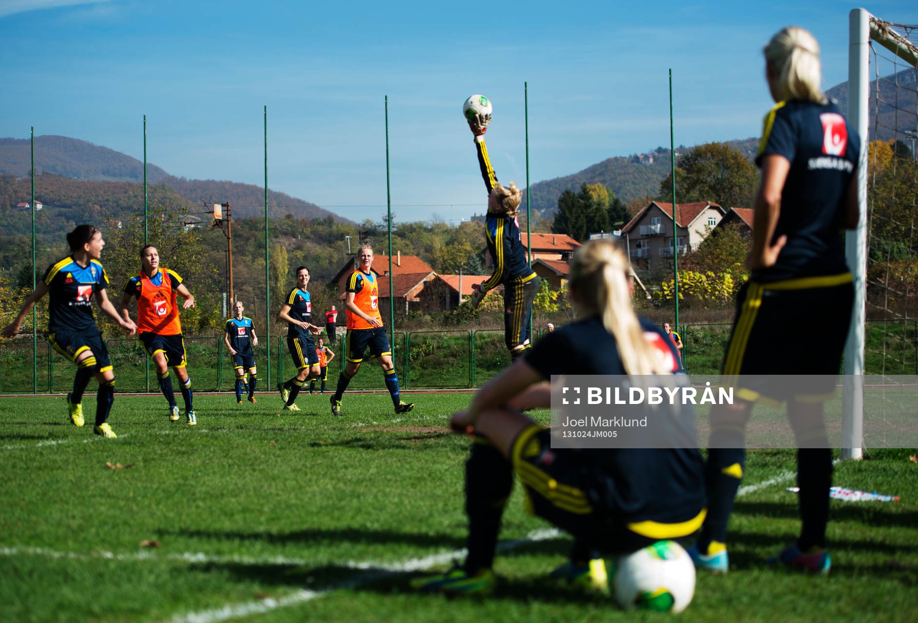 Lotta Schelin (mitten) ser målvakten Hedvig Lindahl rädda