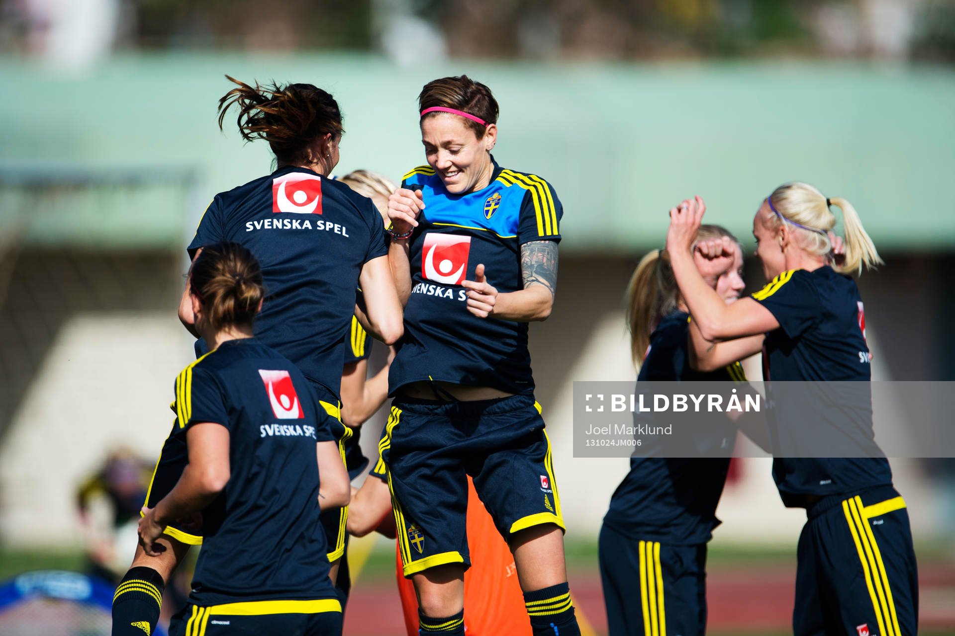 Lotta Schelin och Therese Sjögran hoppar mot varandra