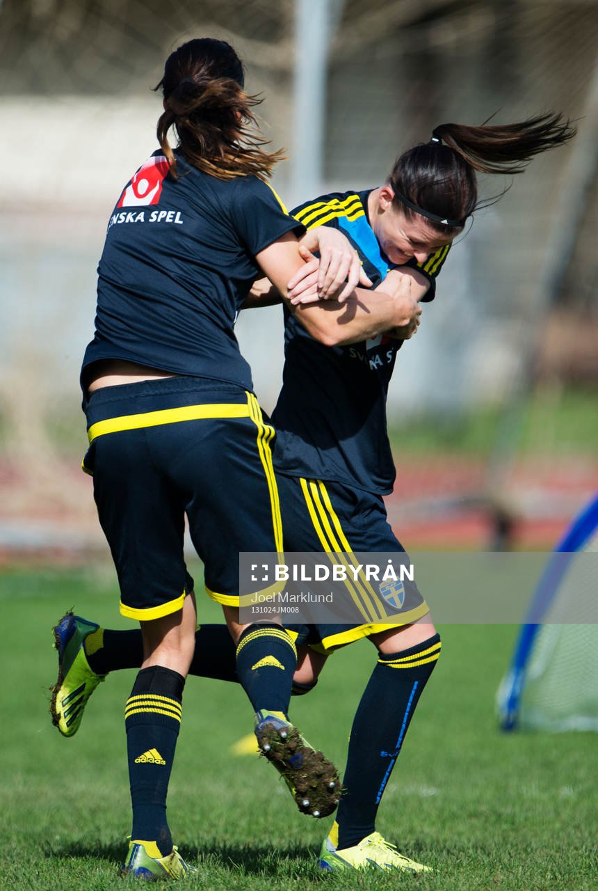 Lotta Schelin och Olivia Schough skojar med varandra