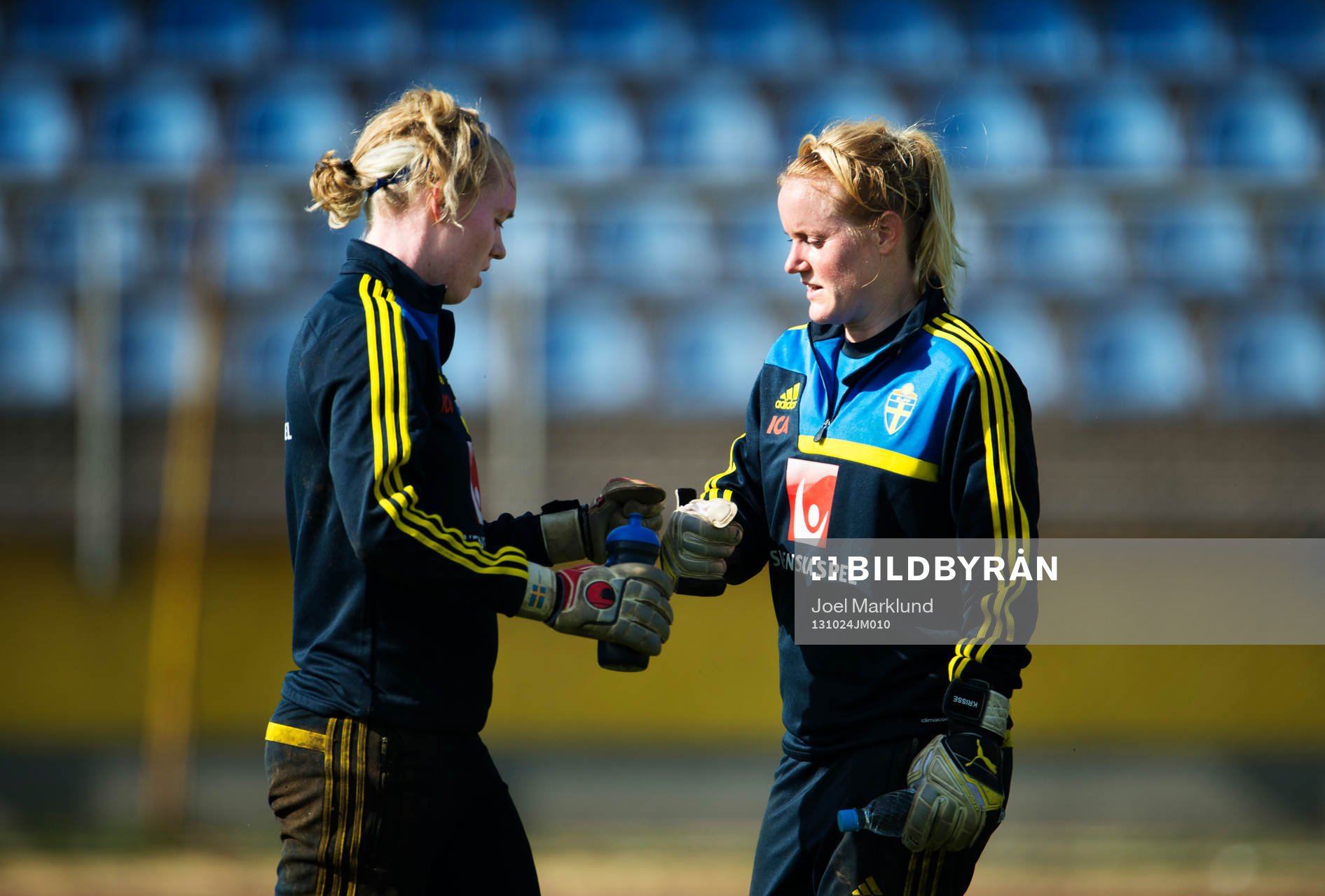 Målvakterna Hedvig Lindahl och Kristin Hammarström peppar