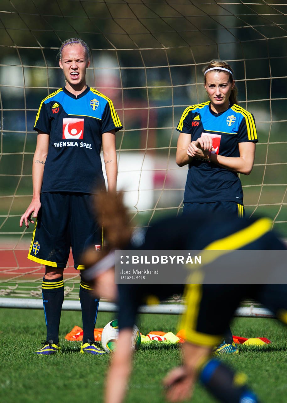 Caroline Seger och Kosovare Asllani ser en spelare falla