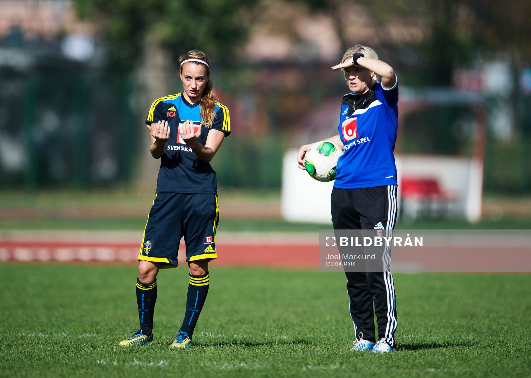 Kosovare Asllani och assisterande förbundskapten Lilie Persson under Sveriges damfotbollandslags träning den 24 oktober 2013 i Zenica.