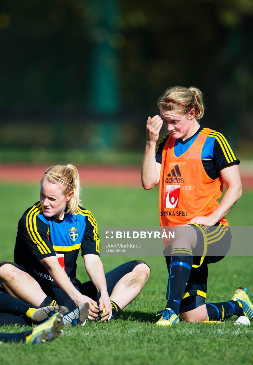 Systrarna Kristin och Marie Hammarström under Sveriges damfotbollandslags träning den 24 oktober 2013 i Zenica.