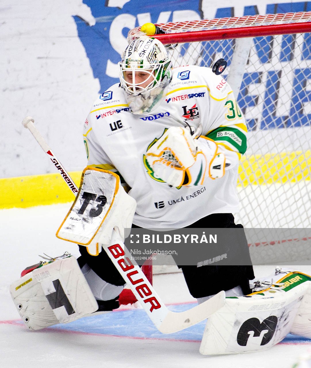 Björklövens målvakt Andrew Raycroft räddar men pucken