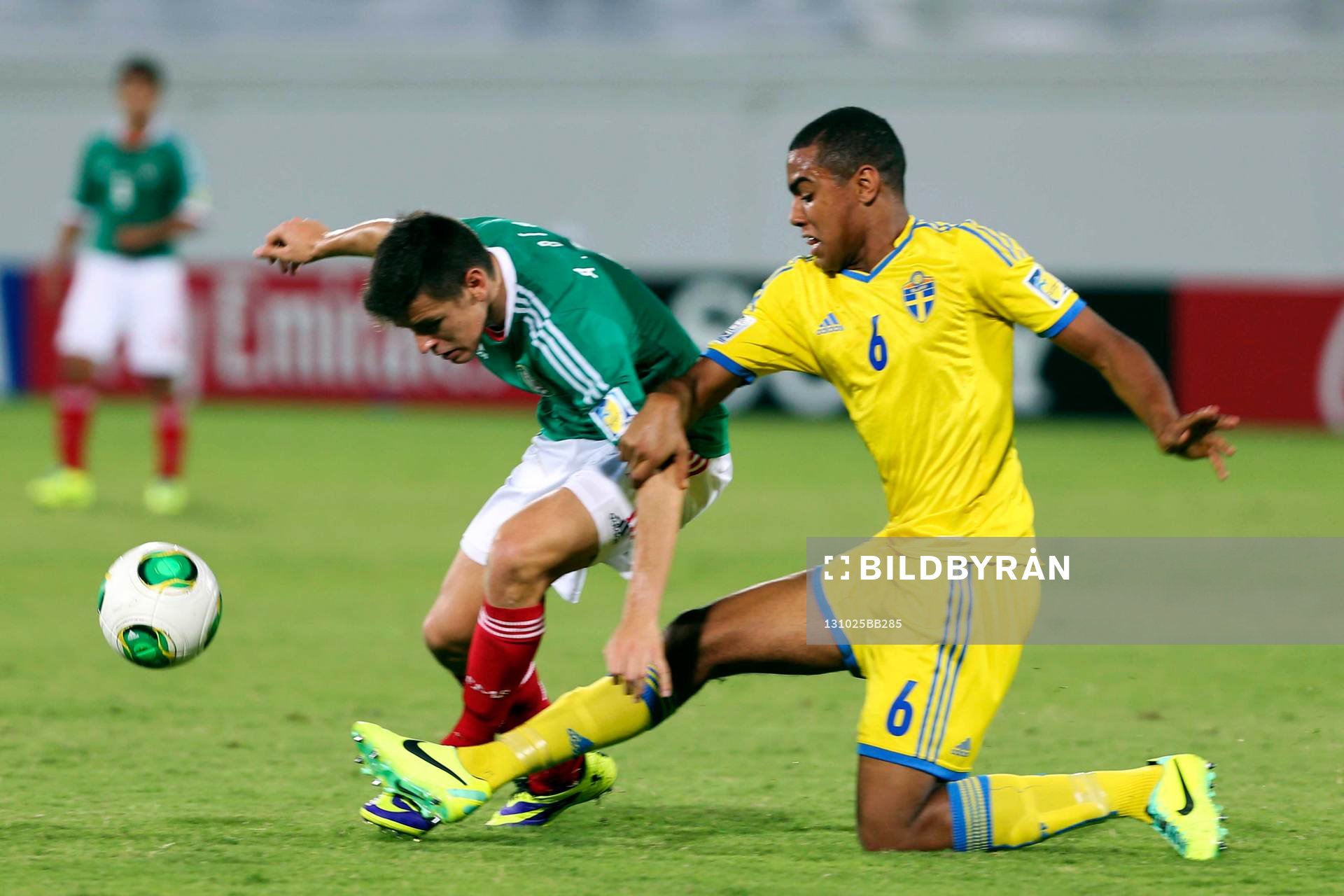 Noah Sonko Sundberg stoppar Mexikos anfallare Alejandro