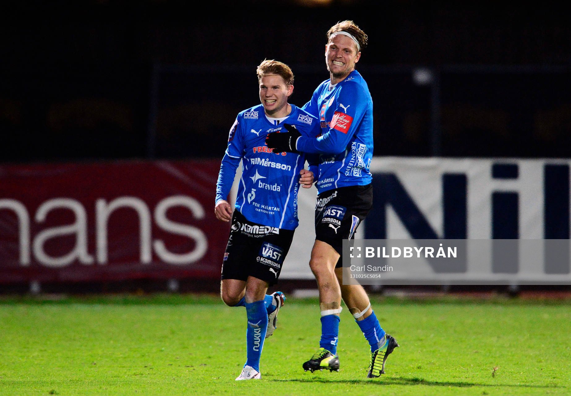 Halmstads Johan Blomberg och Kristoffer Fagercrantz jublar efter 1-3 under fotbollsmatchen i allsvenskan mellan Häcken och Halmstad den 25 oktober 2013 i Göteborg.