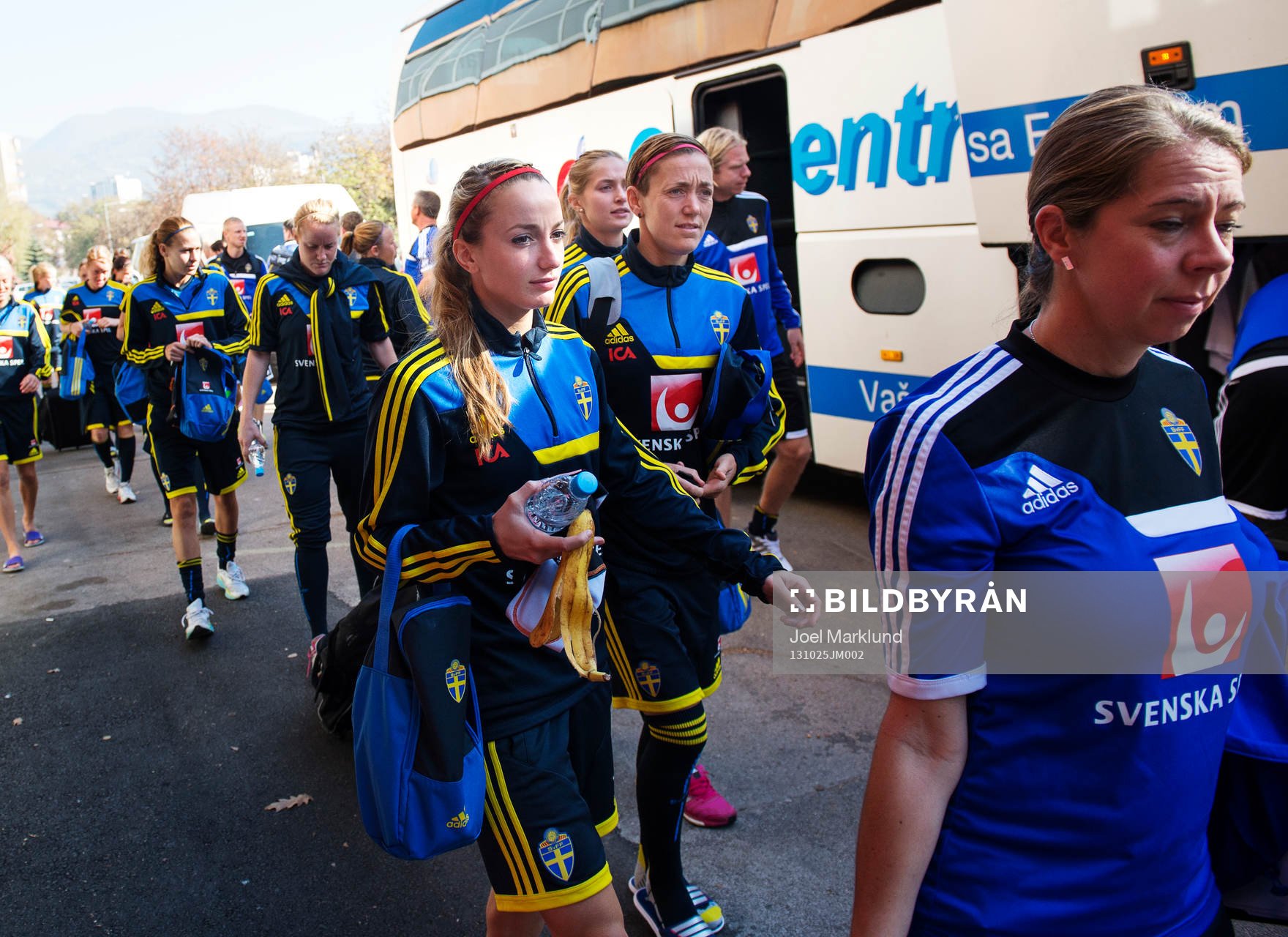 Kosovare Asllani och Therese Sjögran anländer med sina