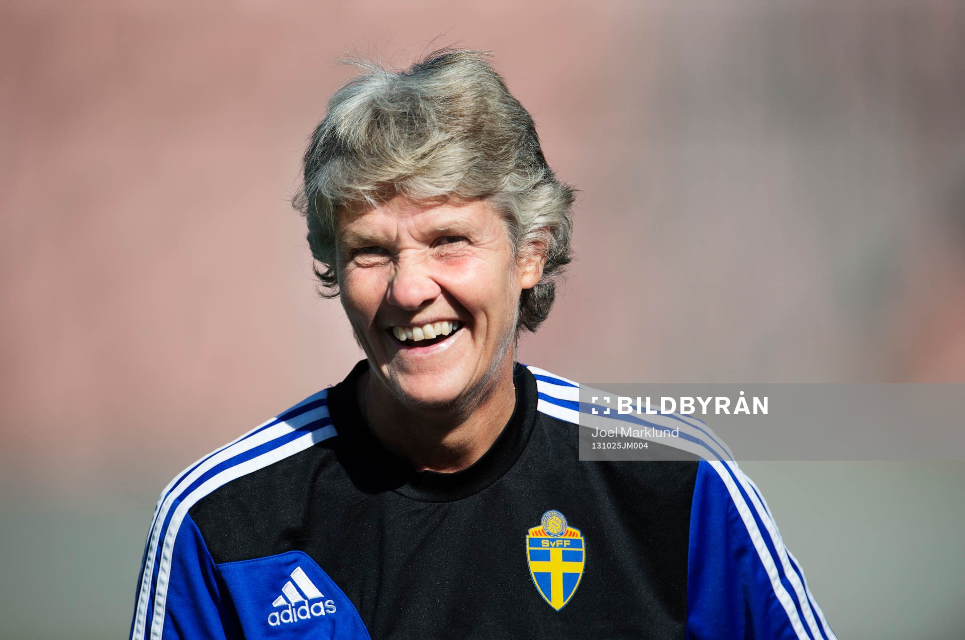 Förbundskapten Pia Sundhage skrattar
