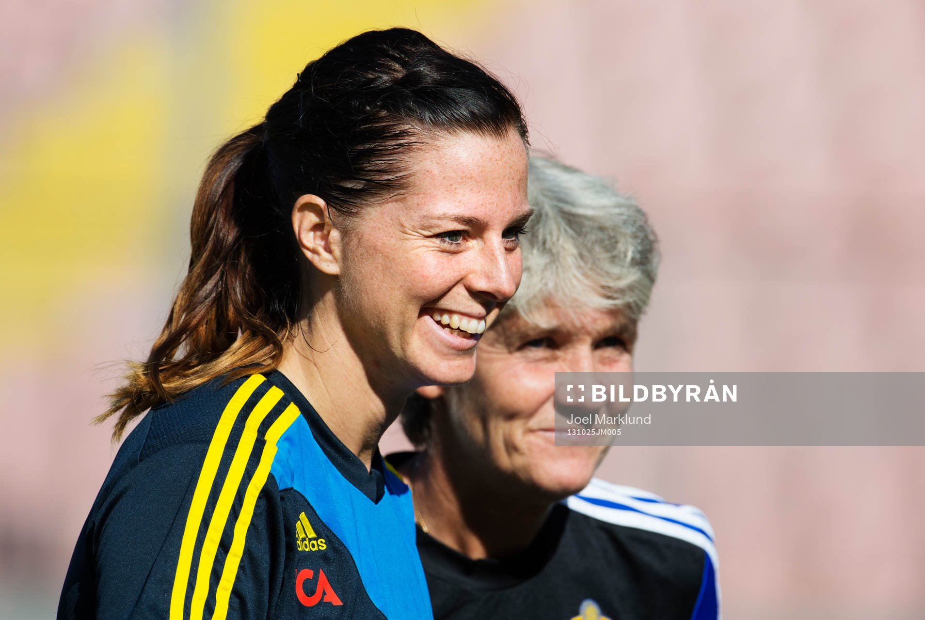 Lotta Schelin och förbundskapten Pia Sundhage skrattar