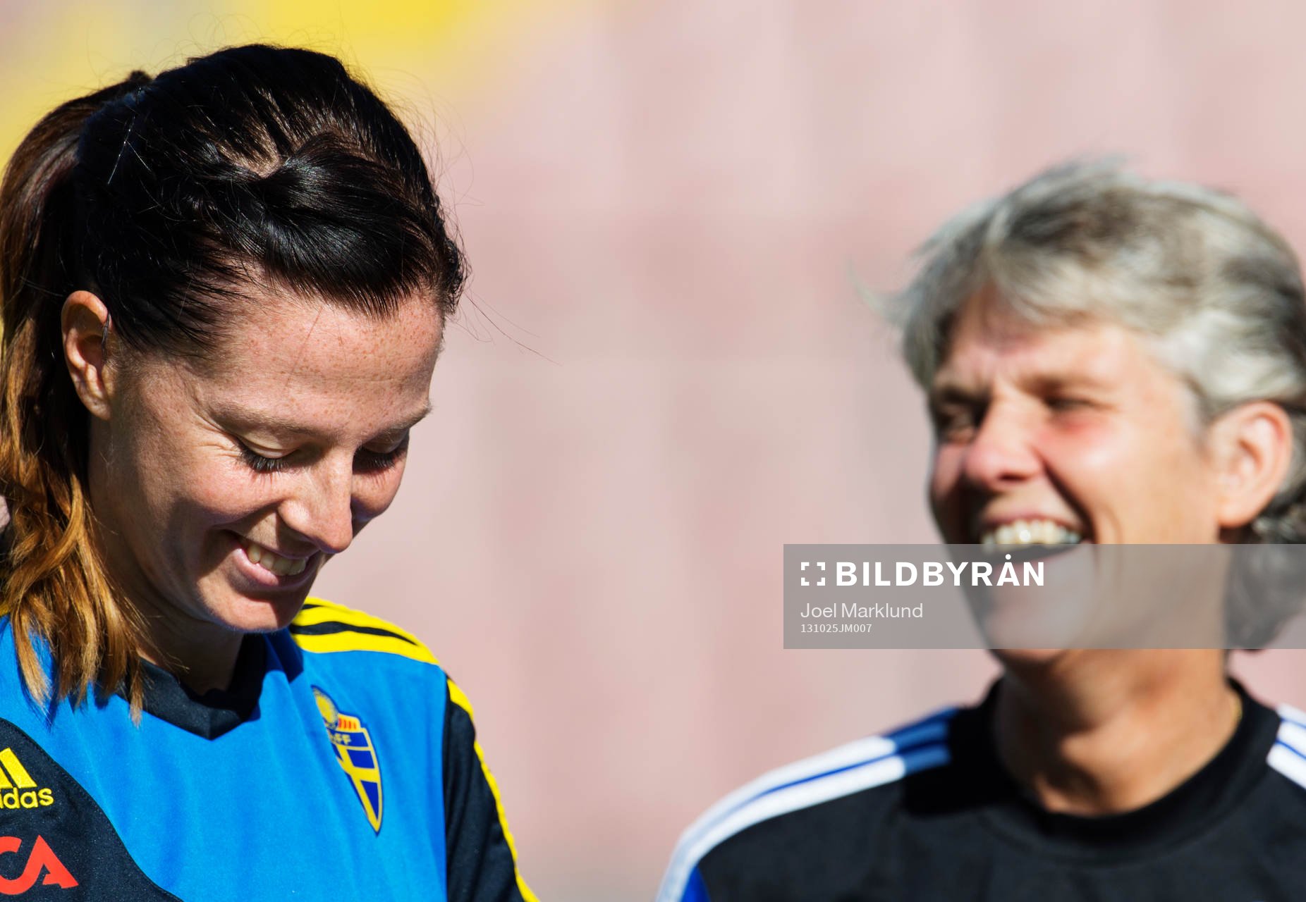 Lotta Schelin och förbundskapten Pia Sundhage skrattar
