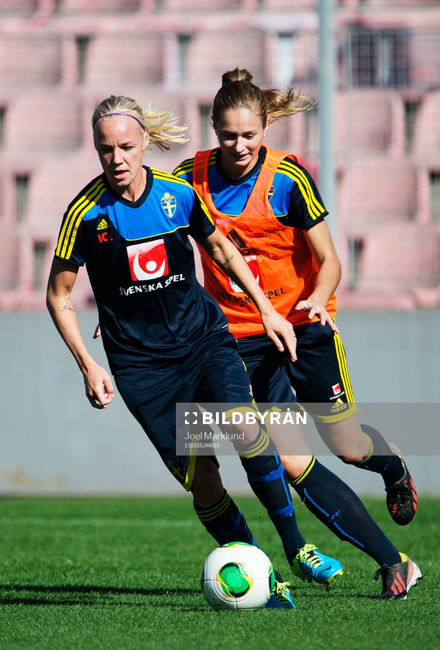 Caroline Seger och Emmelie Konradsson under Sveriges damfotbollandslags träning den 25 oktober 2013 i Zenica.