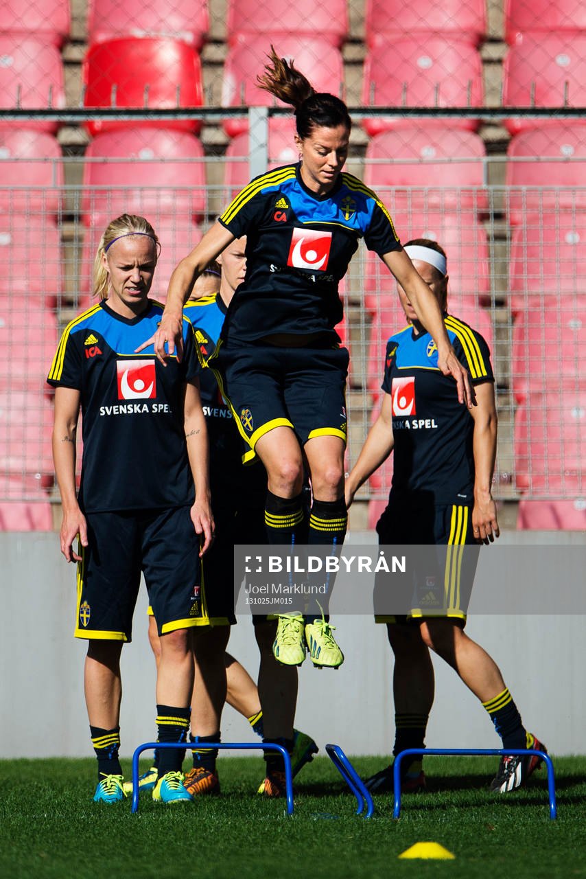 Lotta Schelin hoppar