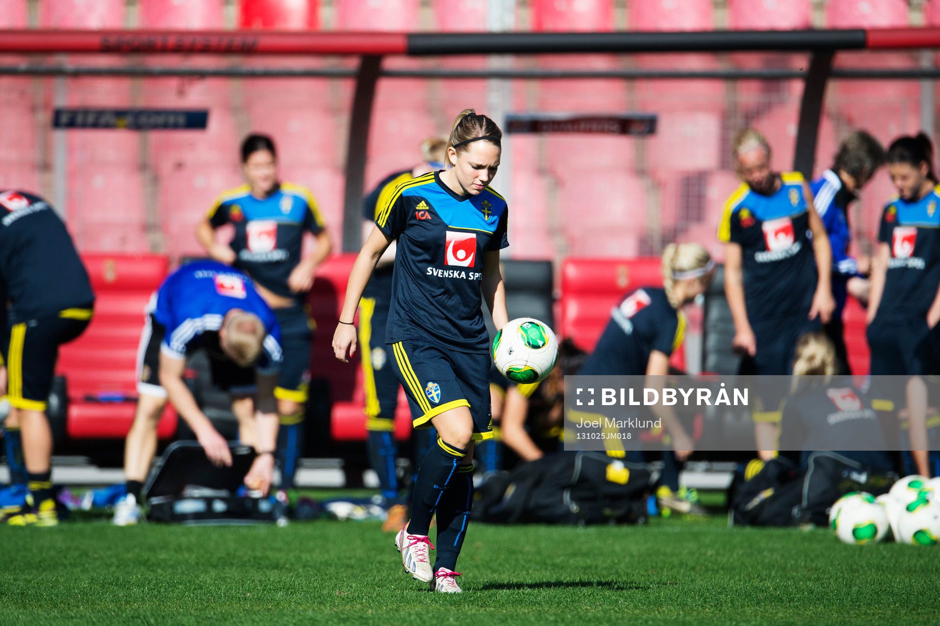Elin Rubensson jonglerar med bollen