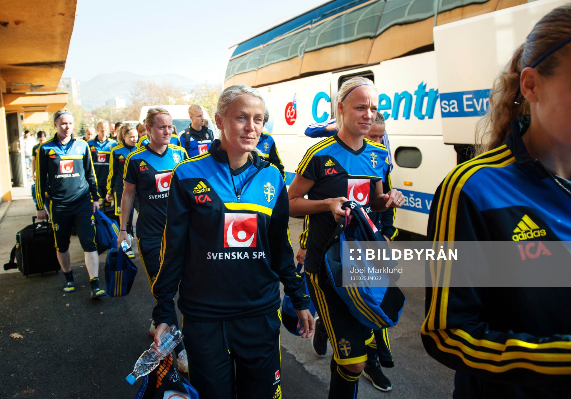 Josefine Öqvist och Caroline Seger anländer med sina