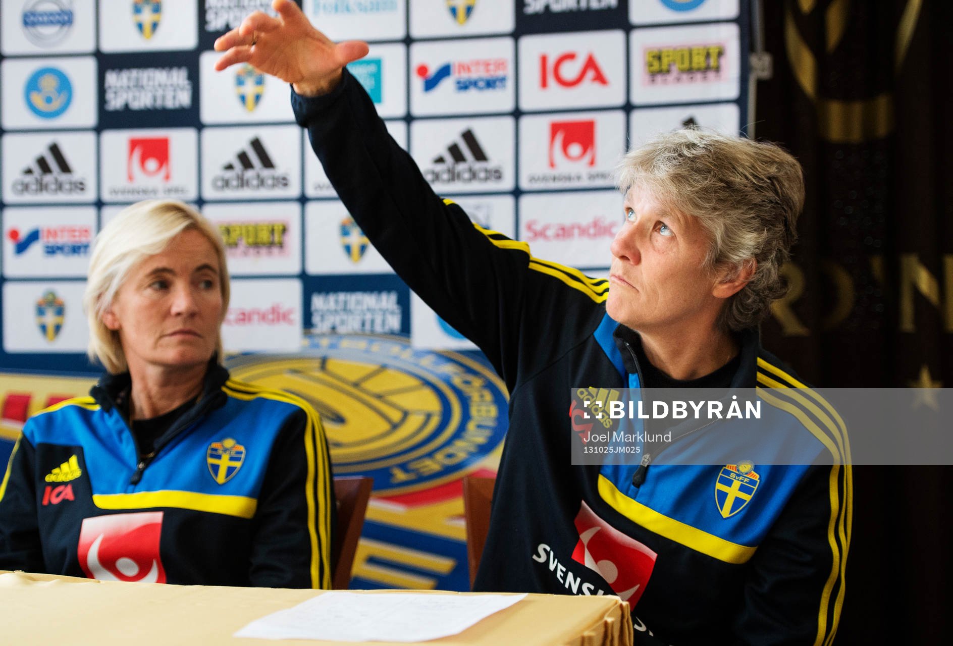Assisterande förbundskapten Lilie Persson och förbundskapten Pia Sundhage under Sveriges damfotbollandslags presskonferens den 25 oktober 2013 i Zenica.