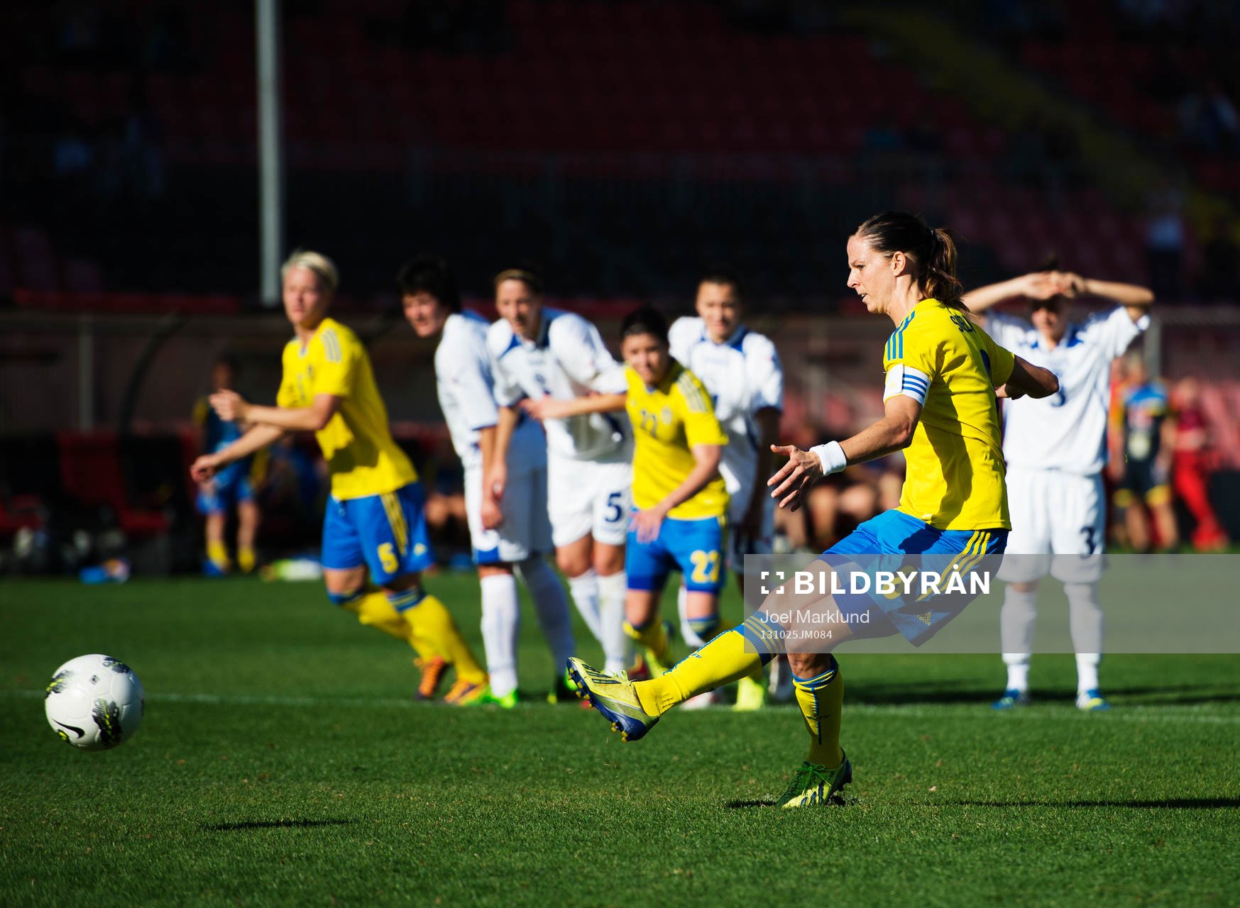 Sveriges Lotta Schelin skjuter in 0-1 på straff