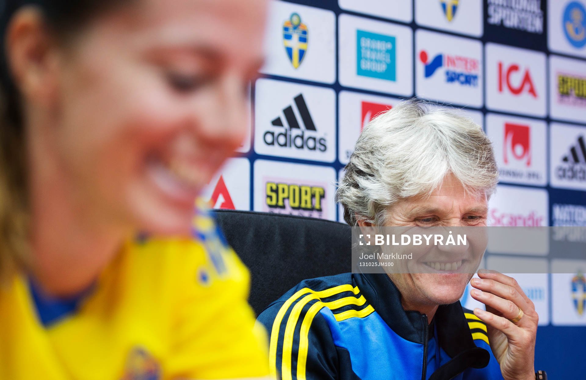Lotta Schelin och förbundskapten Pia Sundhage skrattar