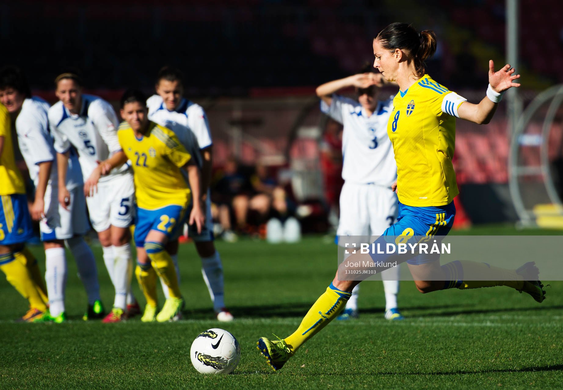 Sveriges Lotta Schelin skjuter 0-1 på straff