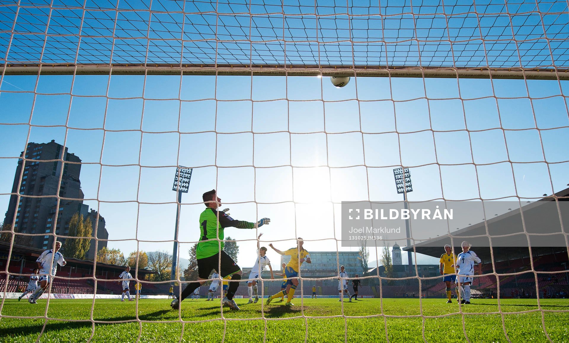 Sveriges Lotta Schelin skjuter ett skott i ribban under fotbollsmatchen i VM-kvalet för dam mellan Bosnien-Hercegovina och Sverige den 25 oktober 2013 i Zenica.
