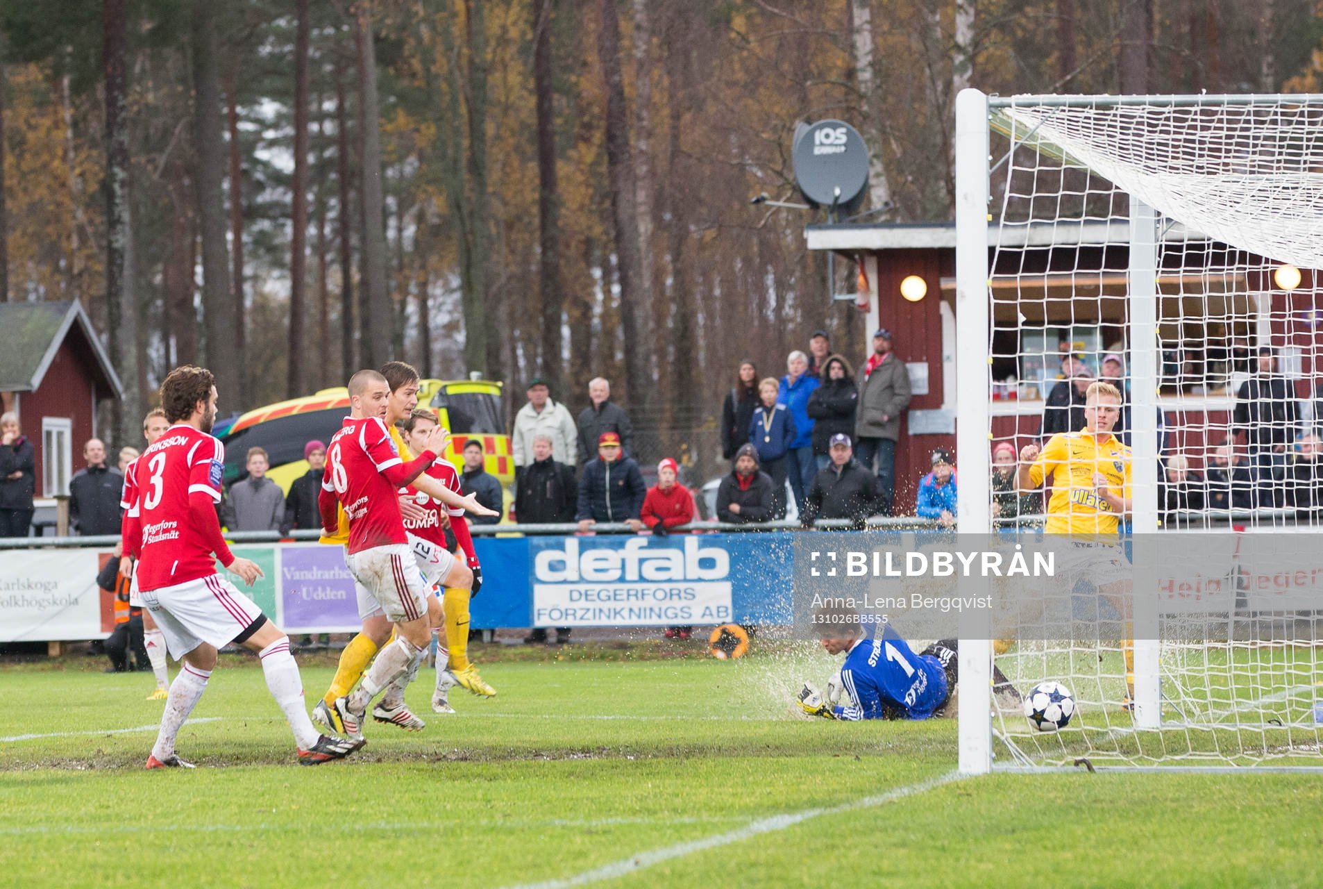 Degerfors målvakt August Strömberg släpper in Falkenbergs Per Frick boll och gör 0-1 till Falkenberg