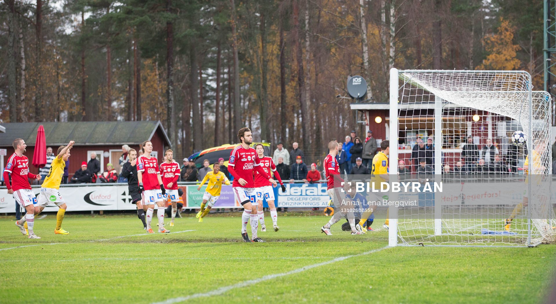 Degerfors målvakt August Strömberg släpper in Falkenbergs Per Frick boll och gör 0-1 till Falkenberg