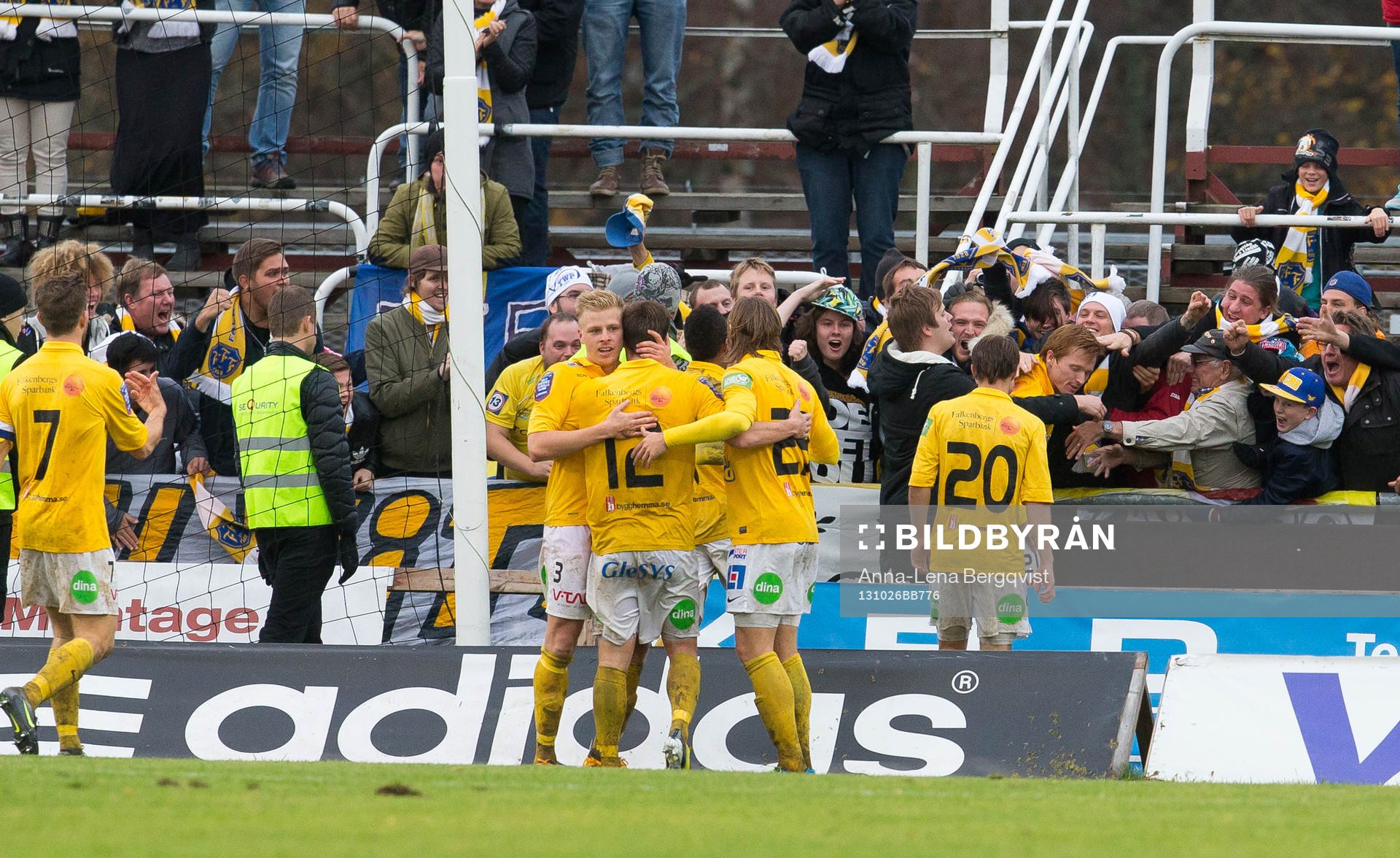 Falkenbergs Victor Sköld gör 0-2 och spelarna springer fram till supportrarna och kramar om dom