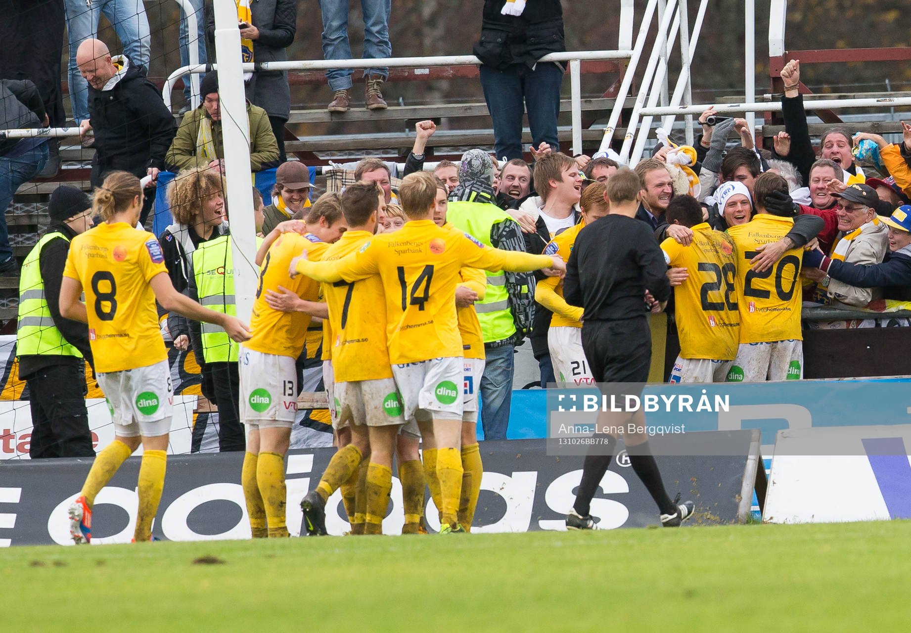 Falkenbergs Victor Sköld gör 0-2 och spelarna springer fram till supportrarna och kramar om dom