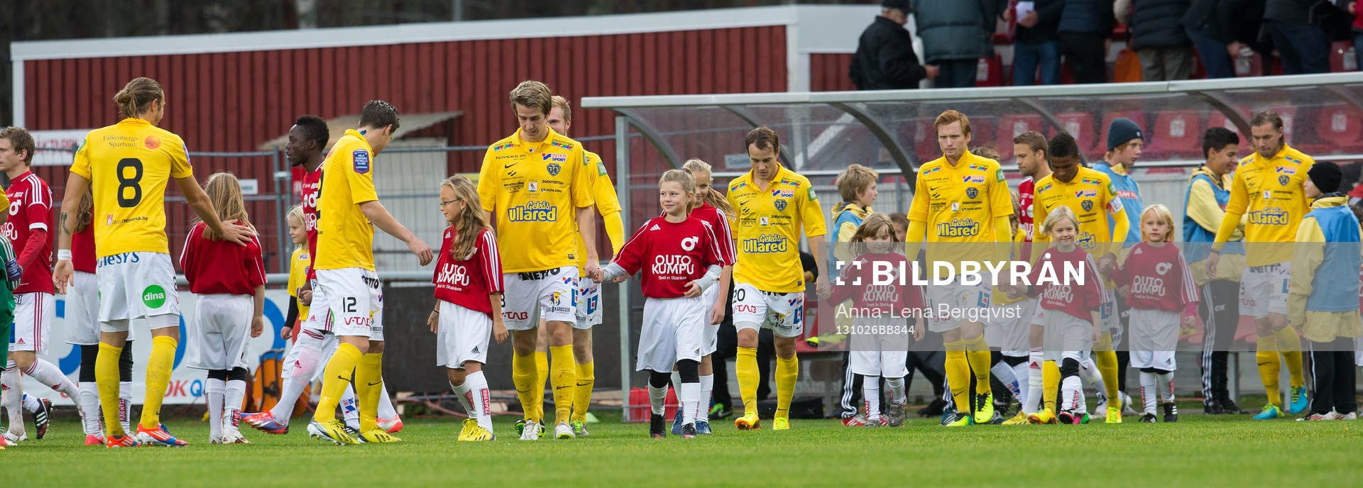 Falkenbergs spelare tågar in på planen