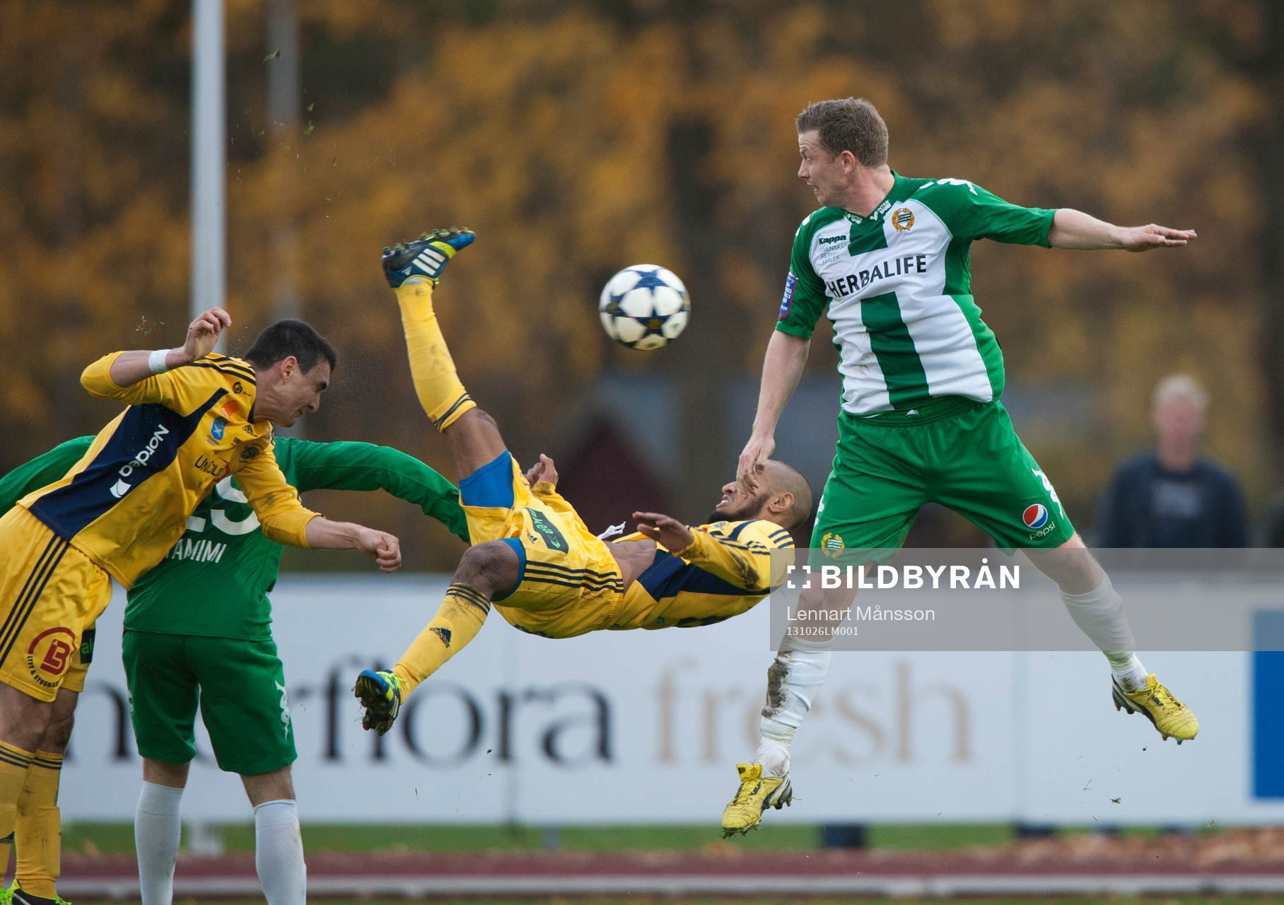 Ängelholms William Robert Warshav nickar in 2-0, medan