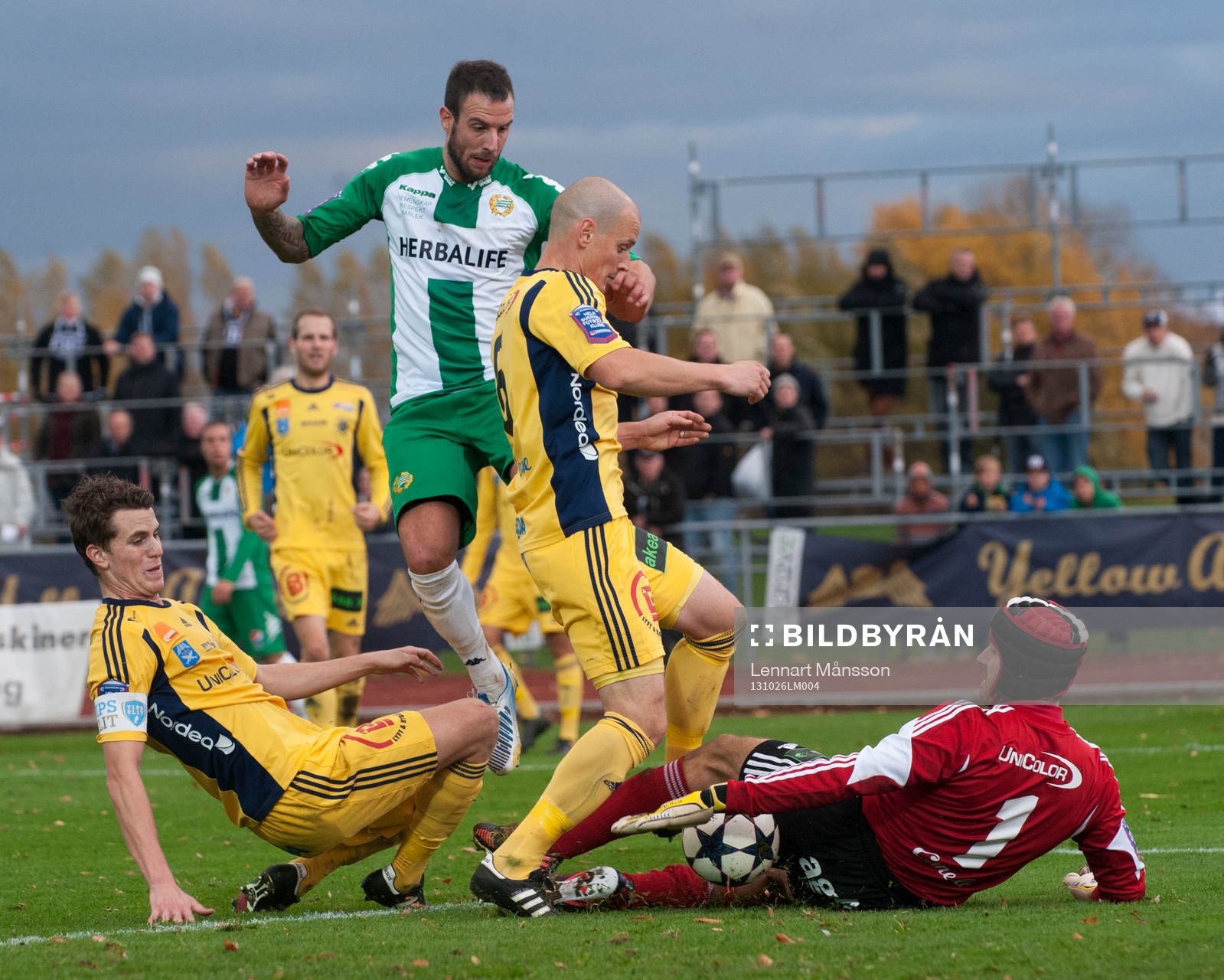 Hammarbys Andreas Haddad nära överlista Matt Pyzdrowski och kvittera till 3-3 i slutet av matchen i Superettan mellan Ängelholm och Hammarby 26 oktober 2013.