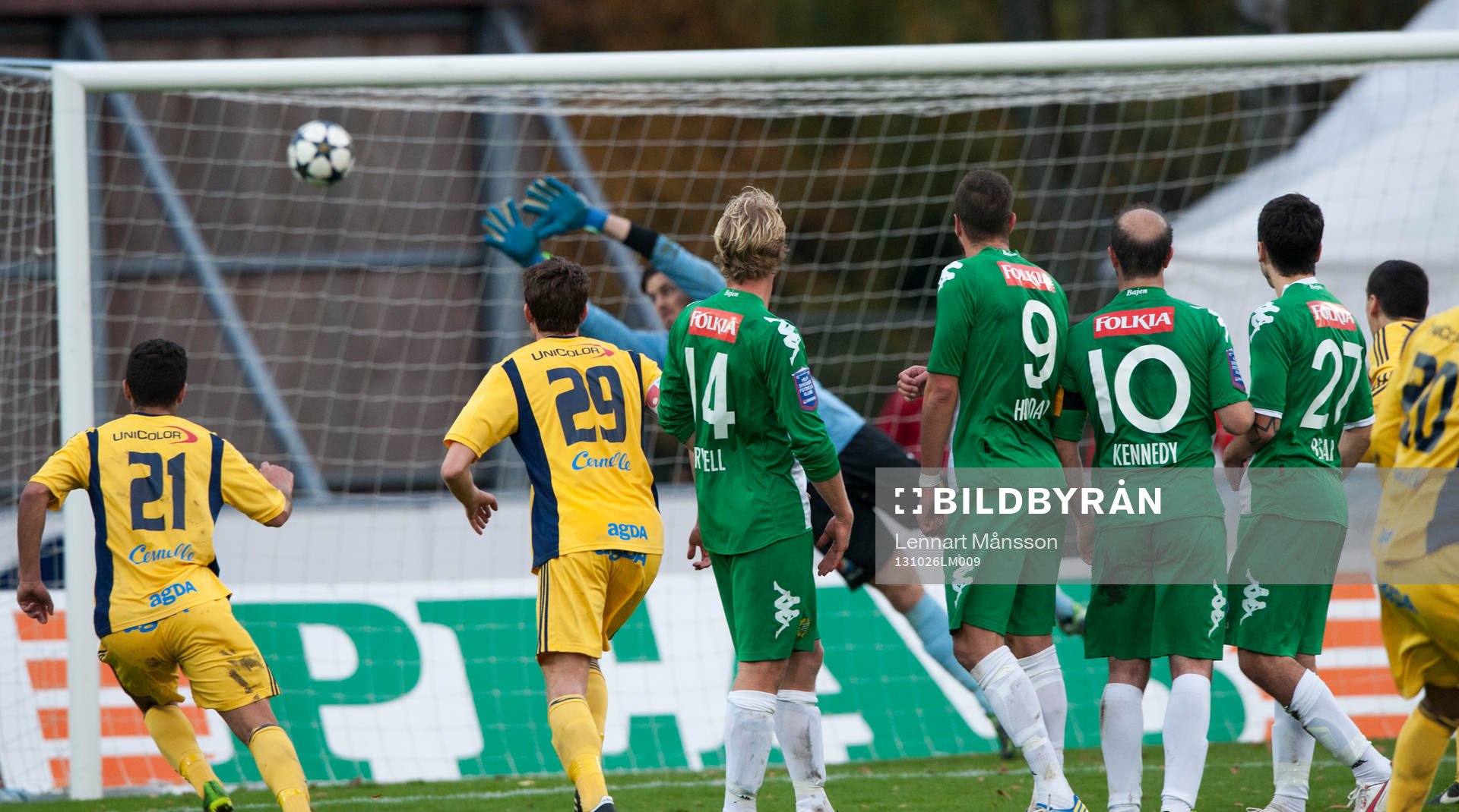 Ängelholms Junes Barny gör 3-2 på en underbar frispark i