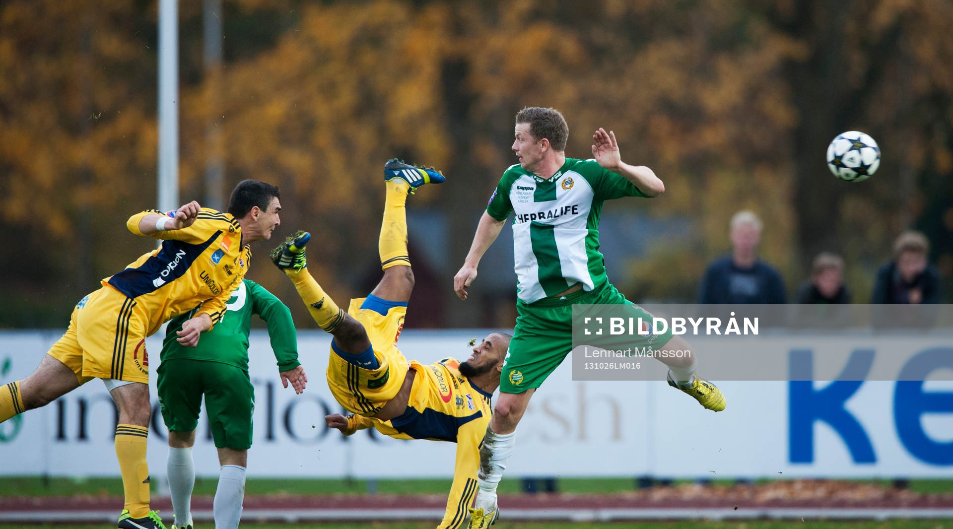  Ängelholms William Robert Warshaw gör 2-0 medan lagkamraten Junes Barny gör brassesparkar i matchen i Superettan mellan Ängelholm och Hammarby 26 oktober 2013.
