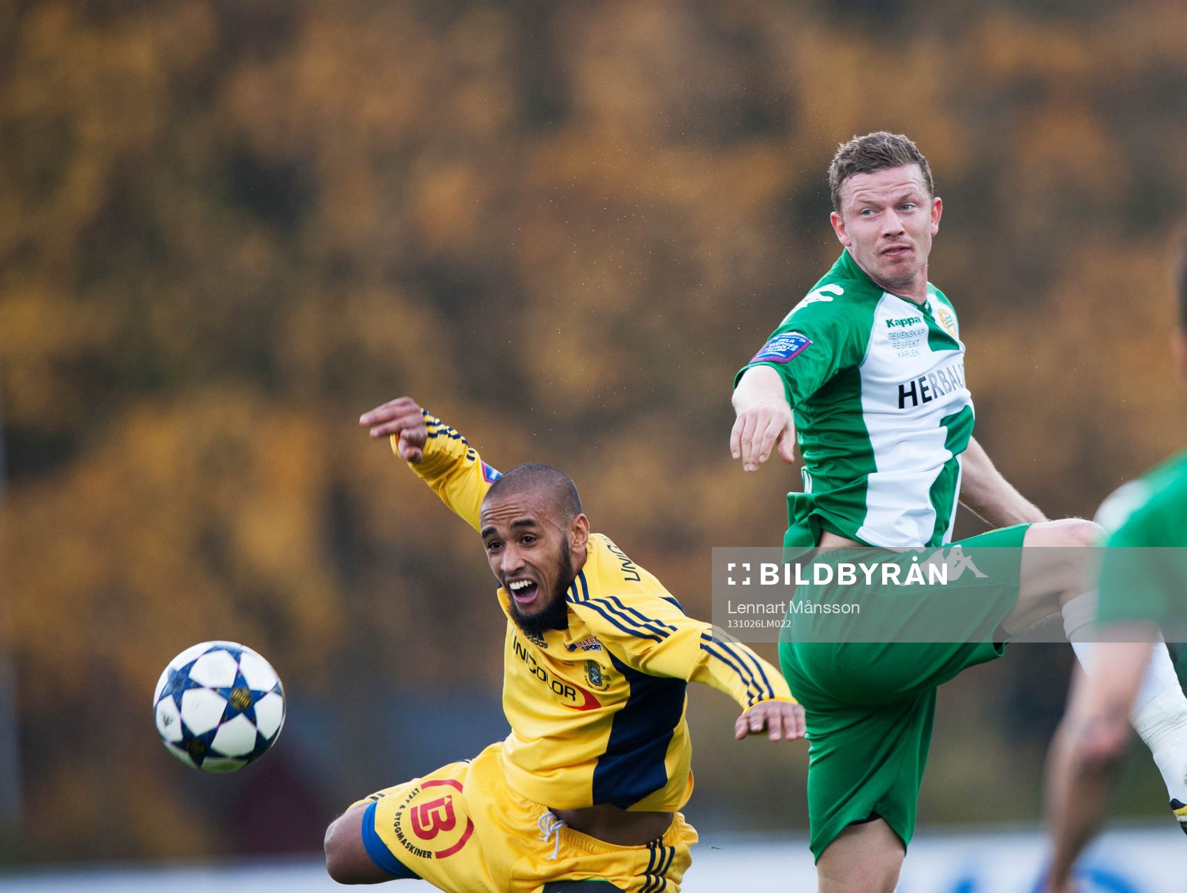  Hammarbus Thomas Guldborg Christensen och Ängelholms Junes Barny i matchen i Superettan mellan Ängelholm och Hammarby 26 oktober 2013.