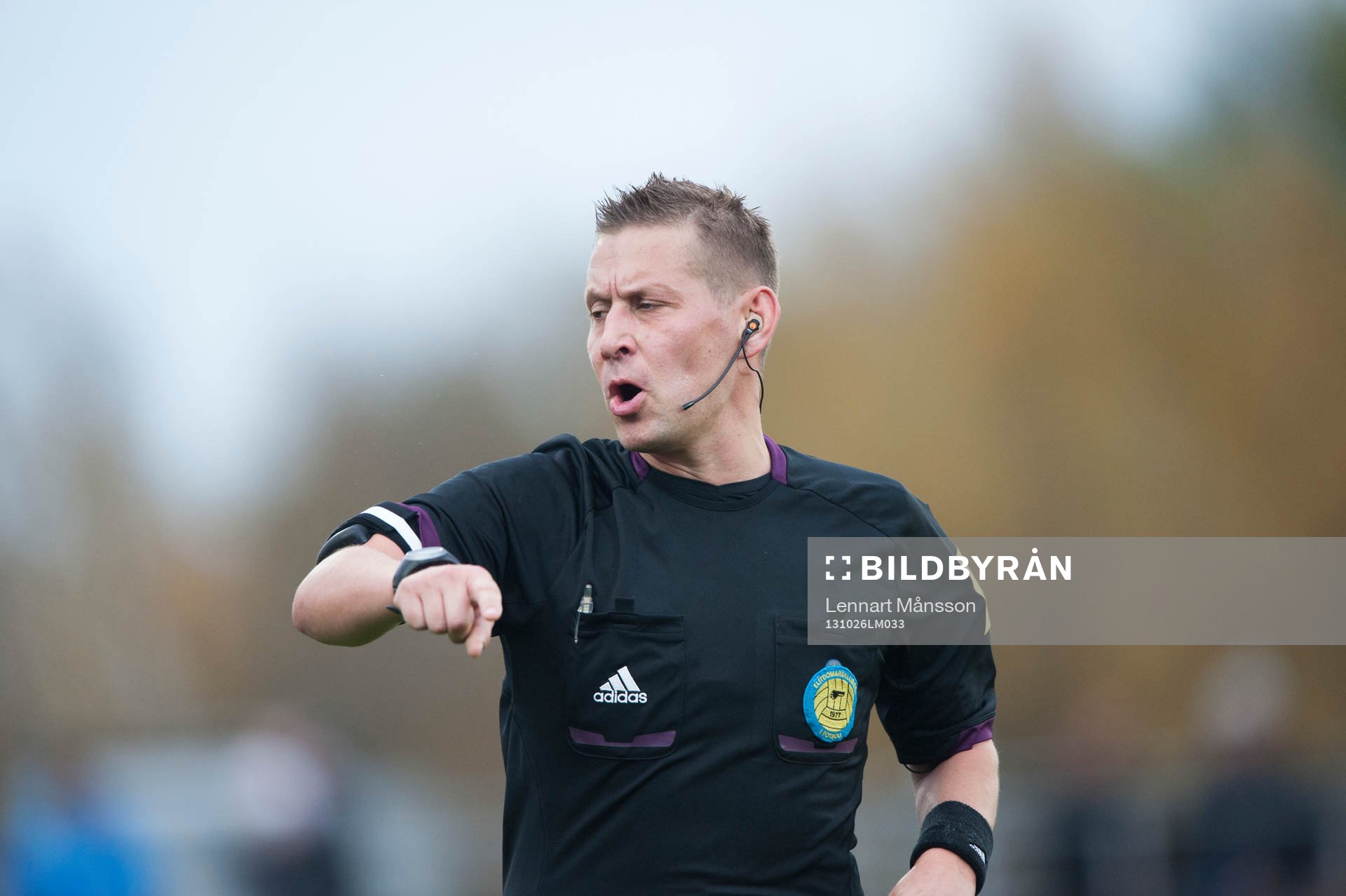 Domaren Magnus Ahlsén i matchen i Superettan mellan